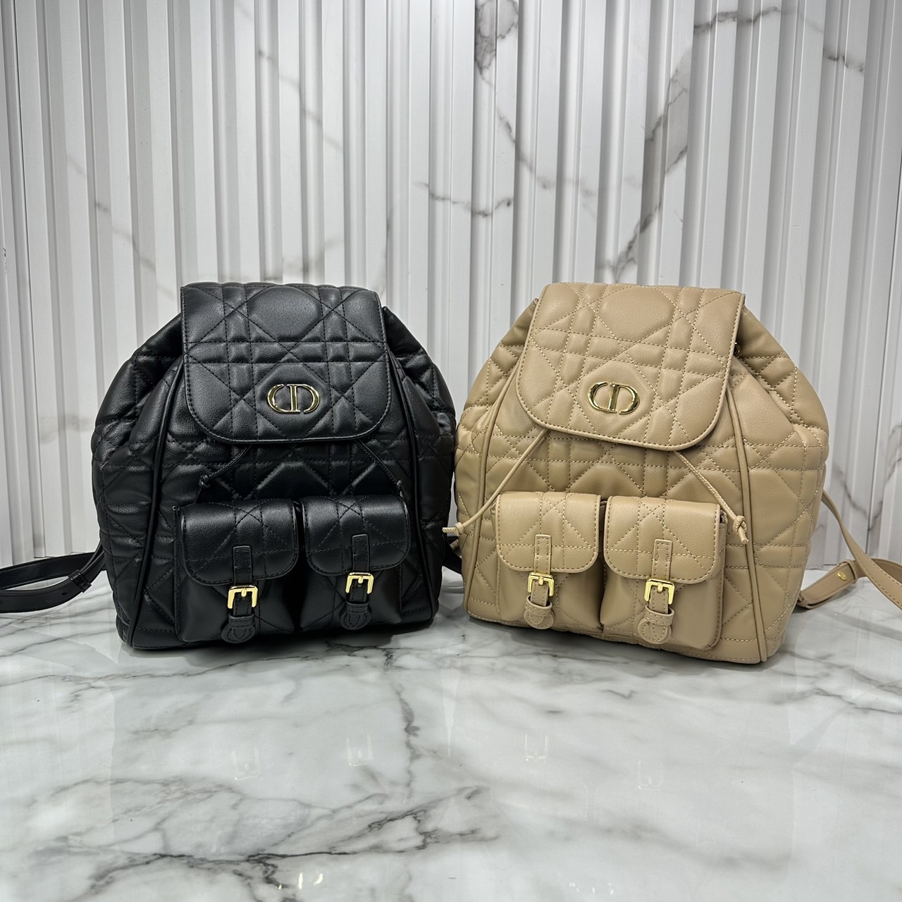 DIOR Medium Dior Caro Backpack Biscuit Macrocannage Leather กระเป๋าเป้สะพายหลังคาโร Cruise 2025 งานหนังเต็มใบ ดีไซส์ทันสมัยและสง่างาม ขนาดกลางใช้งานง่าย 🤍 สินค้าเกรดออริจินอล 1:1 หนังแท้ สลับแท้