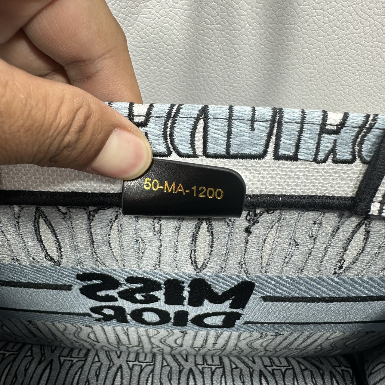 ORI หนังแท้ | Dior Miss Dior Allover Book Tote Handbag 14" กระเป๋าทรงโท้ทคอลใหม่ ดีไซน์ลวดลายกราฟฟิกสวยงามและหรูหราโดดเด่นไม่เหมือนใคร