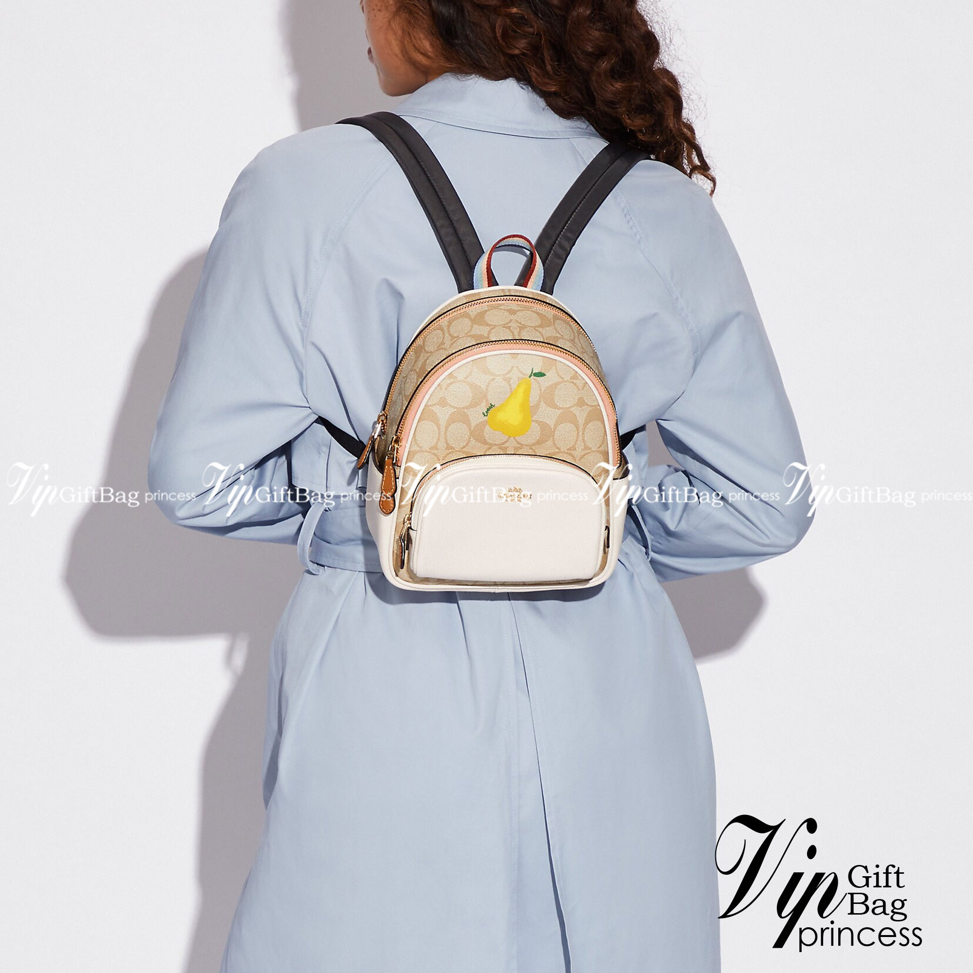COACH MINI COURT BACKPACK IN SIGNATURE WITH PEAR ((c8258)) 🌈สวยกันก่อนใคร วางน้องไม่ลงเลยจริงๆค่าา😍 พร้อมส่ง! กับกระเป๋าสะพายหลังแบบมีหูหิ้วในตัว บอกก่อนเลยว่าหนังของน้องทั้งนิ่ม ทั้งสวย อย่างดีเลยค่ะ