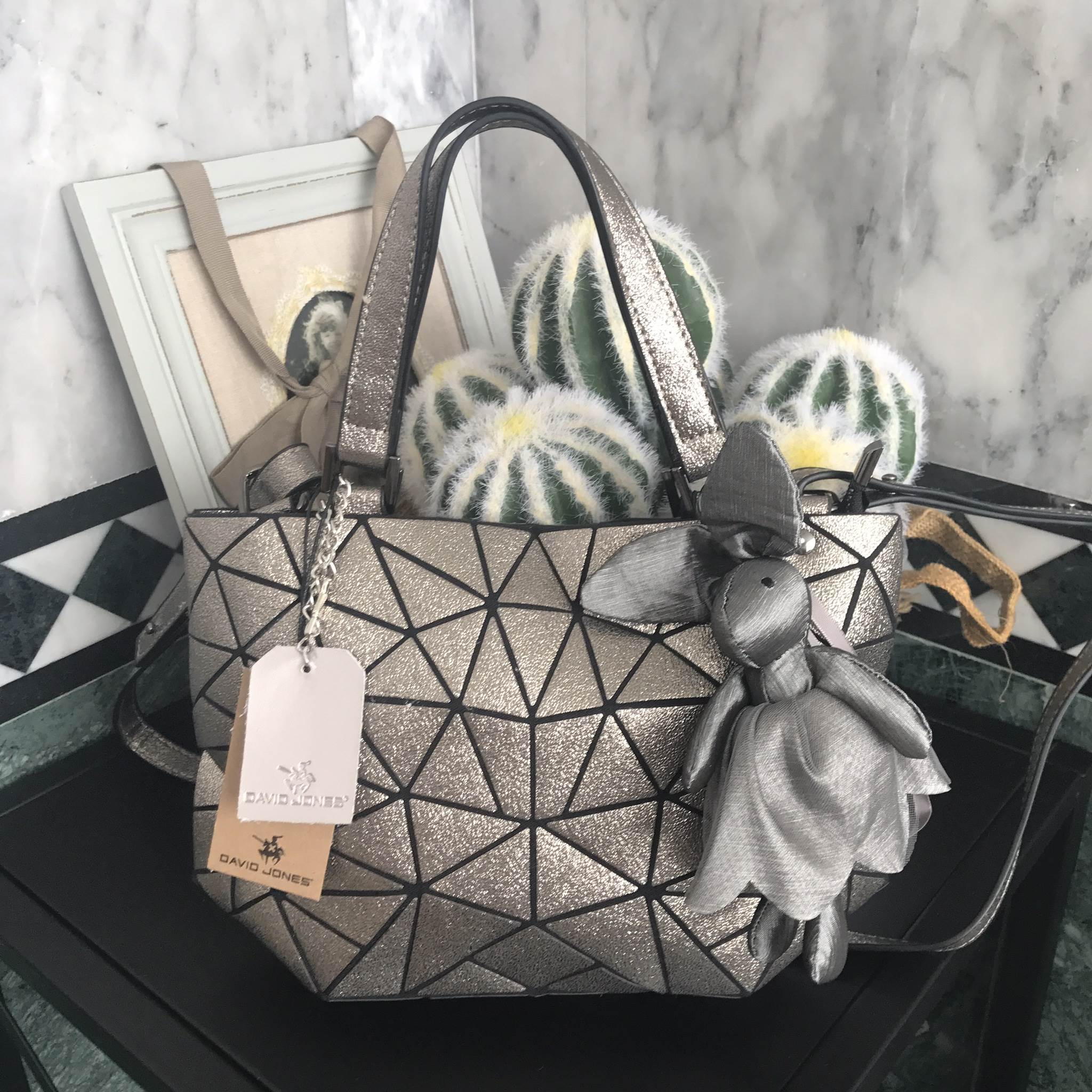 ห้ามพลาดเลยน๊า size Mini !!! น่ารักมากกค๊า ✨✨✨ มาใหม่ สี Limited edition 🌈🌈 ✨สี Silver Glitter ✨ใบจริงสวย เลิศมากๆ ค่า รับประกันเลย กระเป๋าทรงสุดฮิตจากแบรนด์ David Jones ใบนี้ มาพร้อมกับน้องกระต่ายสีเข้า 