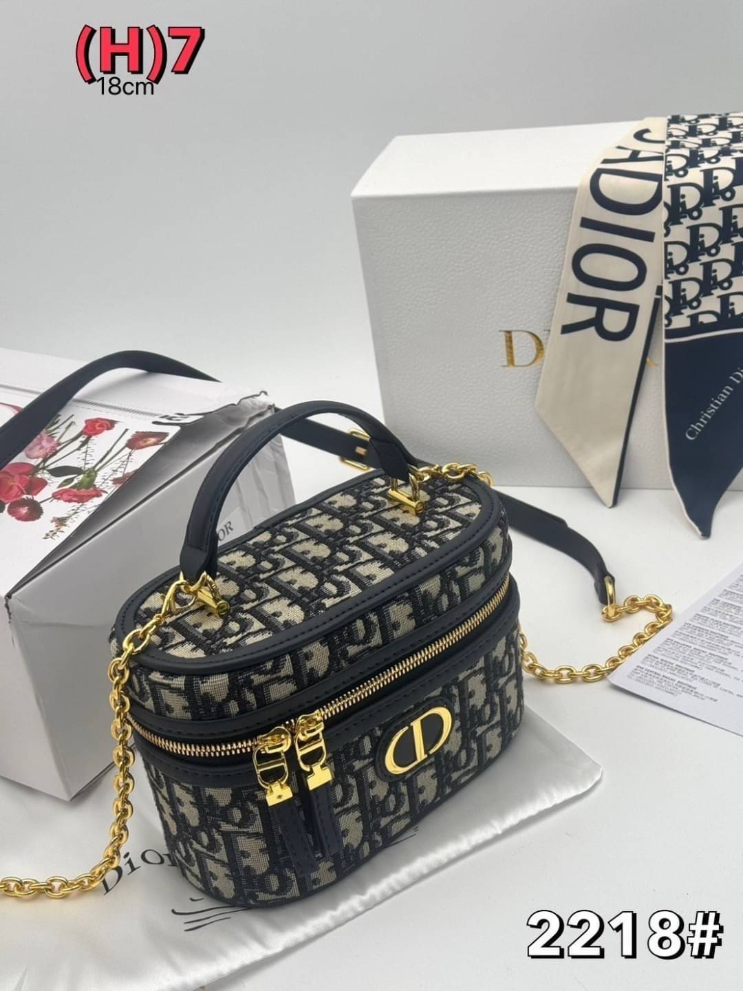 DIOR Mini 30 Montaigne Beauty Case Jacquard Oblique blue กระเป๋าถือ/สะพาย ใส่เครื่องสำอางค์ทรงกล่องสวย ใช้เป็น everyday bag ได้ทุกวัน พกของสำคัญก็ยังได้ ดีไซน์เป็นเอกลักษณ์