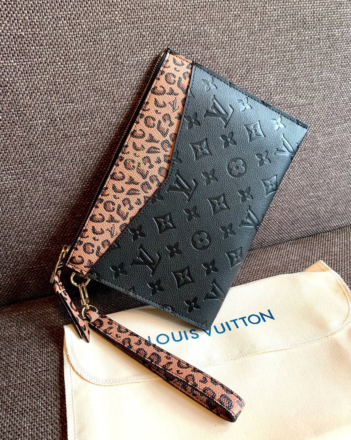 VIP 】จัดสินค้าคุณภาพมาให้สาวๆได้ใช้กันค่าา😘 Louis Vuitton Pochette Mélanie MM Monogram ใช้ขึ้นเครื่องได้เลย✈️ ✔️กระเป๋า ทรงคลัท แบบมีสายคล้องมือ ถอดออกได้หนึ่งสาย ✔️หนังแท้หนา ลายหนังพิมพ์ลายแบรนด์ได้สวยงามมากๆค่ะ