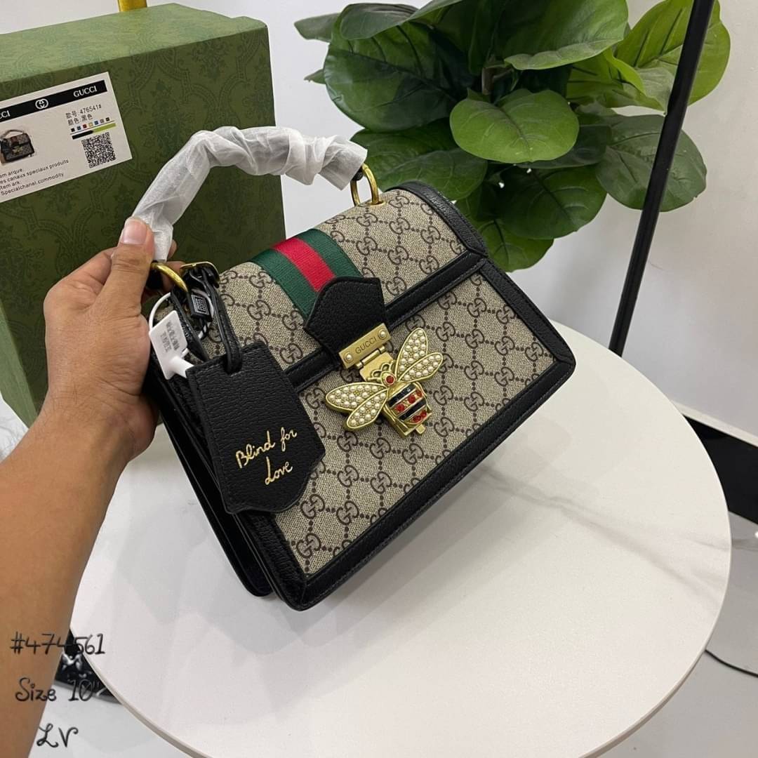Gucci Queen Margaret GG small top handle bag กระเป๋าสะพายน้องผึ้งวินเทจใช้เป็น Everyday Bag สามารถใช้งานได้บ่อย และสามารถสะพายไปทำกิจกรรมต่าง ๆ ได้ทุกวันตัวกระเป๋าอยู่ทรงสวย จุดเด่นมีผีเสื้อแสนสวย อีกหนึ่งไอเท็มที่สาวๆต้องมีน้า พร้อมส่งที่ไทย ภาพถ่ายจากงา
