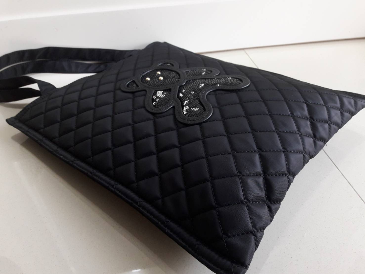 งานขายดีคะ ♡♡ กระเป๋าสะพาย/ทรง TOTE Bag จากแบรนด์ PRADA ตัวกระเป๋าเป็น nylon ทั้งใบ เป็นลายตารางขวางทั้งสองฝั่ง มีสายยาวสะพายได้ ด้านหน้าเป็นลายหมี ปักกลิ้ตเตอร์ อะไหล่ทองหรูมาก จุของคุ้ม ใส่หนังสือ หรือ MacBook ใส่Ipad tablet ได้หมดระ สวยคุ