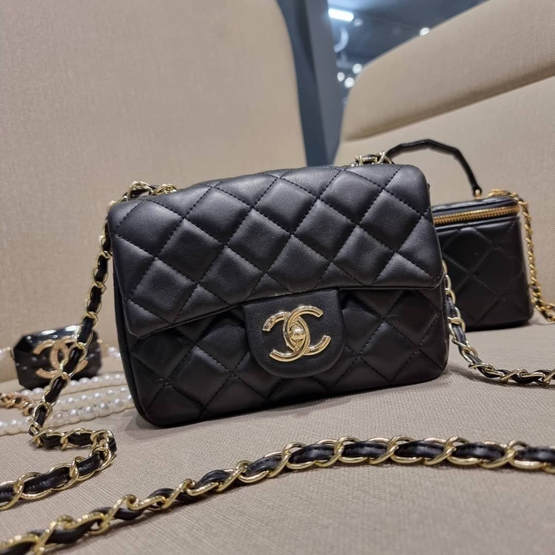 VIP 🥂 เซ็ทคือที่สุดของความคุ้ม EXCLUSIVE MIX ITEM!! CHANEL GIFT BOX SET กลับมาอีกครั้งกับไอเท็มสุดหรูชวนให้สะสม สุดยอดของรุ่นยอดฮิตพร้อมเสิร์ฟครบชุด สุดคุ้ม มาพร้อมกระเป๋าสะพายถึง 2 ใบ คอลเลคชั่นของมันต้องมี ทั้งตัวคลาสสิคและ vanity และสุดยอดของหา