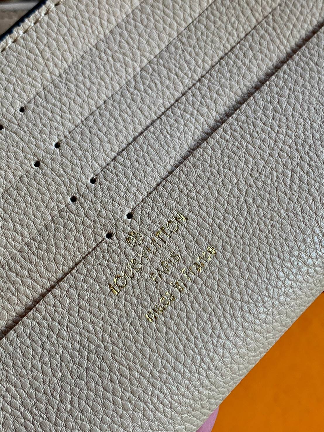 VIP 】Louis Vuitton Pochette Felicie ใบจริงหนังสวยมากๆค่า! ✔️กระเป๋าแบบคลัท มีสายสะพายโซ่มาให้ด้วยค่ะ ✔️หนังแกะสังเคราะห์อย่างดี ลายหนังสวย ปั้มลายแบรนด์ทั้งใบ ✔️รุ่นนี้มาพร้อมกระเป๋าเล็ก สำหรับใส่บัตรได้1ใบ//ใส่ธนบัตรแบบมีซิปรูดอีก1ใบ