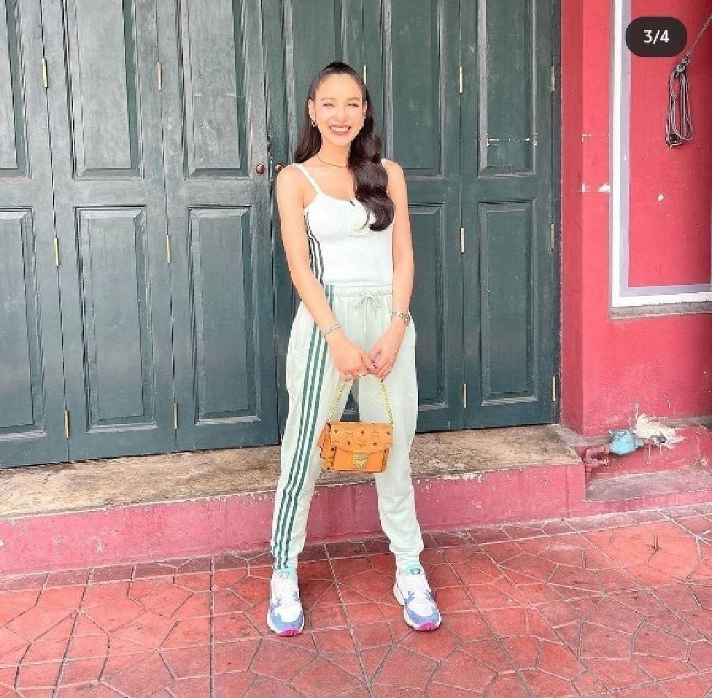 M.C.M MINI PATRICIA CROSSBODY IN VISETOS กระเป๋าสะพายไซส์มินิ เล็กๆแต่ดีเทลยิ่งใหญ่!! เป็นอีกหนึ่งรุ่นที่หรูเกินตัว ด้วยดีไซน์และขนาดพอเหมาะ สาวๆต้องปลื้มแน่นอนใบนี้ วัสดุหนังแคนวาสคุณภาพดีสลับหนังแท้ เปิด-ปิดด้วยตัวกดล็อคอะไหล่ทองสุดหรู ภายในเป็นหนังกลับ