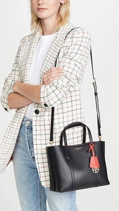 Tory Burch Perry small tote bag ออกแบบเพื่อเหมาะใช้งานได้ในชีวิตประจำวัน ใช้วัสดุผสมผสานช่วยให้กระเป๋าเป็นทรงสวยโดยยังคงคุณภาพนิ่ม สวยงามด้วยหนังวัวแท้ เรียบหรูและคลาสสิค สามารถใช้เป็น every day bag ภายในมีช่องแยกใช้งานอย่างชัดเจน ขนาดที่กำลังพอดีเลยจัดเป