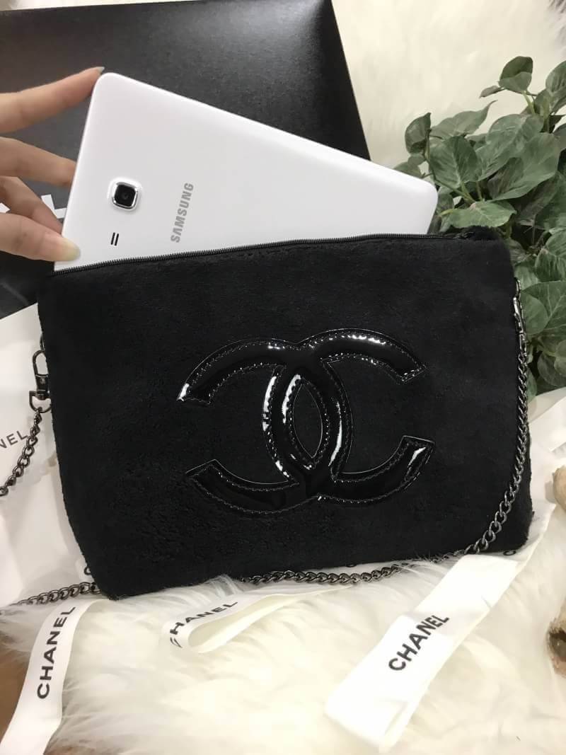Chanel Precision Velour Crossbody Bag กระเป๋าสีดำแบรนด์ Chanelทำจากขนเฟอร์สีดำ น้ำหนักเบา ปากกระเป๋ามีซิปรูดปิด สายโซ่ ถอดออกได้ค่ะ จะสะพายไหล่ สะพายข้างหรือถือเป็น cluth ก็สวยหรูดูแพง มากับราคาสุดคุ้ม