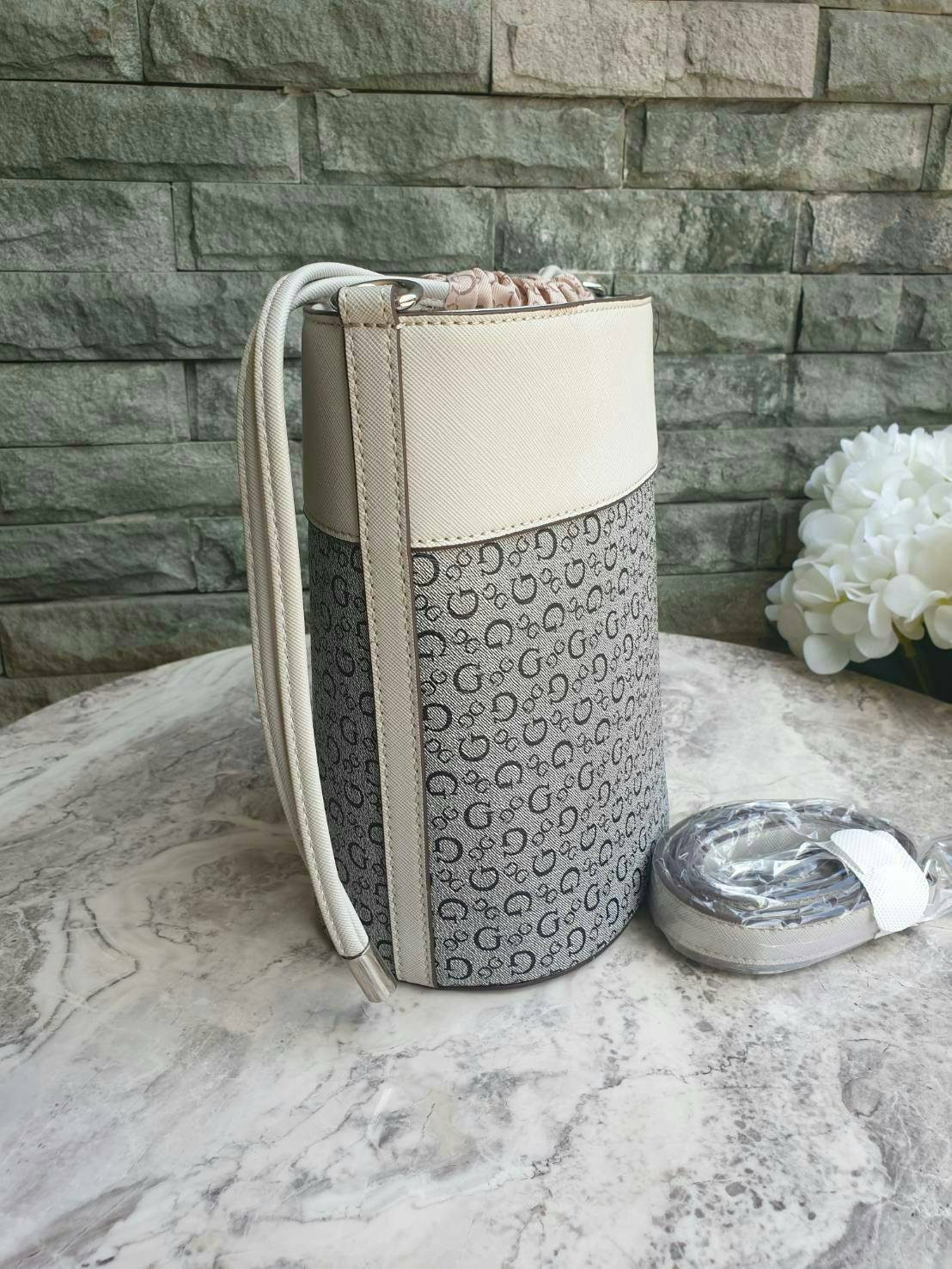 3สี Guess Bucket Bag กระเป๋ารุ่นใหม่ล่าสุด อวดไอเทมแสนเก๋กับกระเป๋าทรงถังสุดน่ารัก พิมพ์ลายรอบใบ วัสดุ Saffiano PU คุณภาพดี นิ่ม น้ำหนักเบา ด้านหน้าประดับด้วยโลโก้แบรนด์สวยโดดเด่น เปิดปิดด้วยเชือกหนังใช้หูรูดปลายเชือกประดับอะไหล่เงินสะดวกใช้ ด้านในโล่งกว้