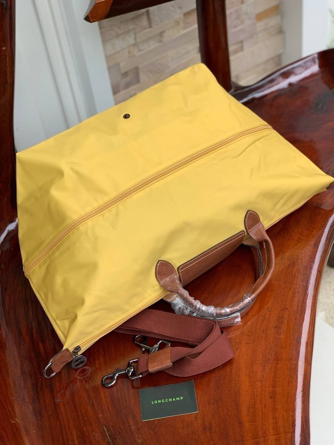 LONGCHAMP LE PLIAGE CLUB TRAVEL BAG กระเป๋าขนาดใหญ่สำหรับการเดินทาง เราเรียกที่นี้ว่า travelling bag รุ่นคลาสสิค มาพร้อมสายสะพายยาวที่ปรับและถอดออกได้ ความพิเศษของรุ่นนี้ที่ครองใจนักเดินทางทั่วโลก คือซิปรอบตรงกลางตัวกระเป๋า สามารถเปิดซิปเพื่อขยายขนาดและพั