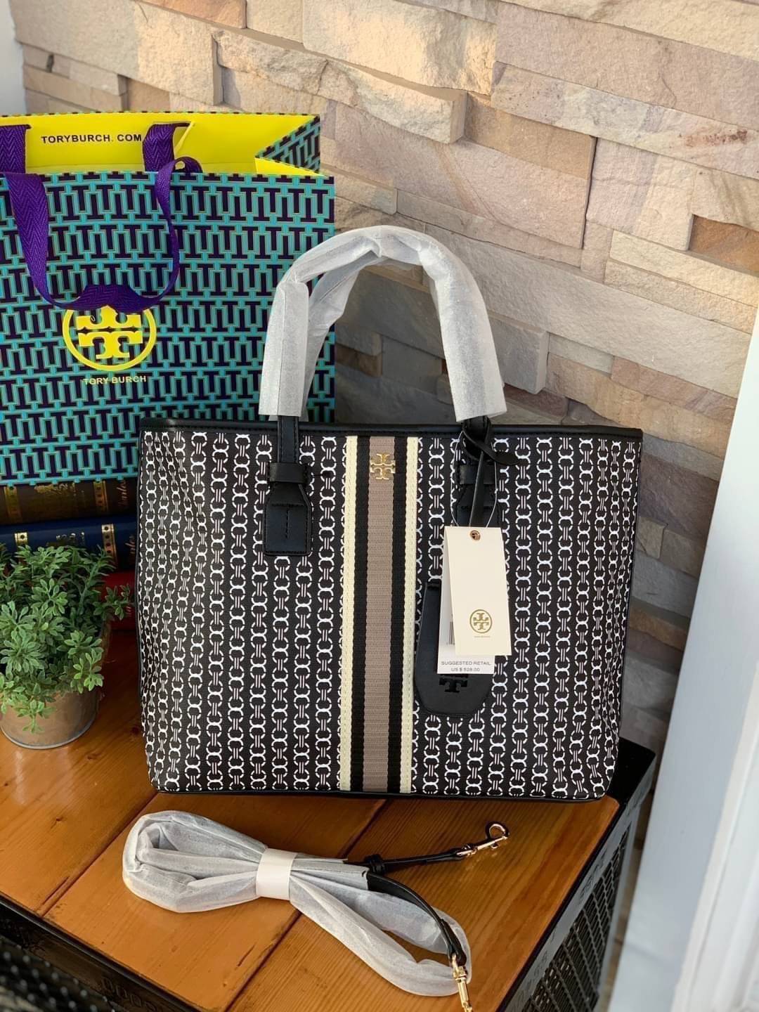 ของแท้ 💯% Tory Burch Gemini Link Canvas Small Tote กระเป๋าสุดปังจากทอรี่ เบริช์(Tory Burch) อย่างเจมิไนลิงค์ ในทรง tote bag ซึ่งผลิตจากผ้าใบเคลือบผิวด้าน มีเอกลักษณ์โดดเด่นที่ลายทางตรงกลาง