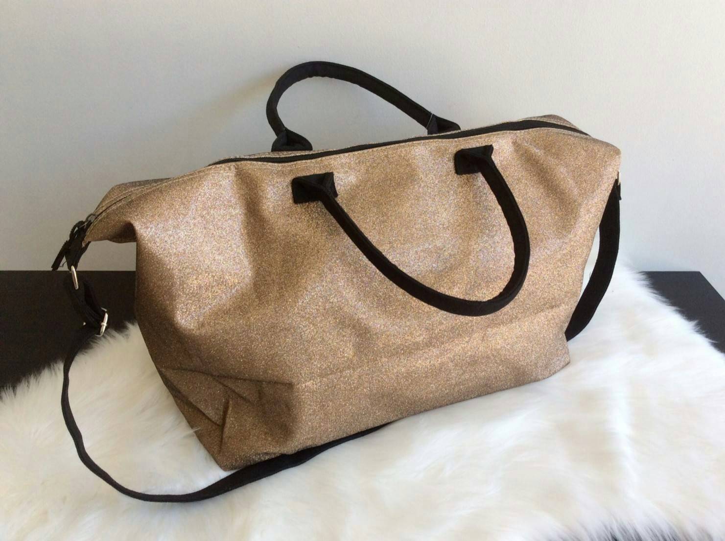 VICTORIA'S SECRET CANVAS GLITTER LARGE RUNWAY TRAVEL BAG 2017 กระเป๋าทรง Travel ใบใหญ่วัสดุ CANVAS GLITTER ด้านหน้าประดับโลโก้แบรนด์ glitter วิ๊งทั้งใบ เปิดปิดด้วยซิป ภายในกว้างจุสุดๆ ใส่เสื้อผ้าได้หลายชุด ไม่ว่าจะถือขึ้นเครื่อง, ไปต่างจังหวัด หรือไป