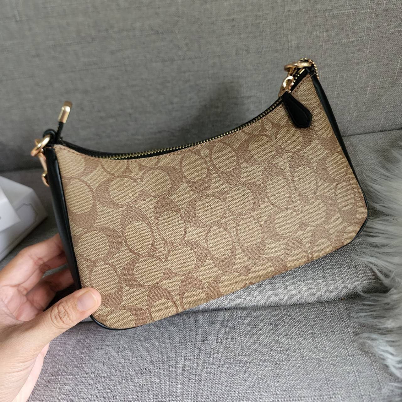 พร้อมส่งครบสี สวยทุกสีเลยค่า😘 ((CA173//CA209//CA548)) COACH TERI SHOULDER BAG 🔹กระเป๋าทรงพอช ในรูปแบบหนังแท้ หนังนิ่มสวยมากค่ะ