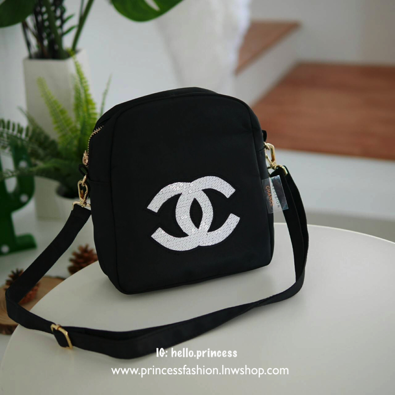 NEW 2019 !! กระเป๋าสไตล์คลาสสิค AUTHENTIC VIP CHANEL PERSICIONS GIFT SEQUINS CC BLACK CROSSBODY BAG ทรงสวย *อะไหล่ทอง เปิดปิดด้วยซิปที่จับปั้มแบรนด์ ด้านในใส่ของได้กำลังดี ใส่กปต.สั้น + เครื่องสำอางค์จุกจิก หรือใส่มือถือได้ทุกรุ่นค่ะ สายยาวปรับได้ฟรี สามา