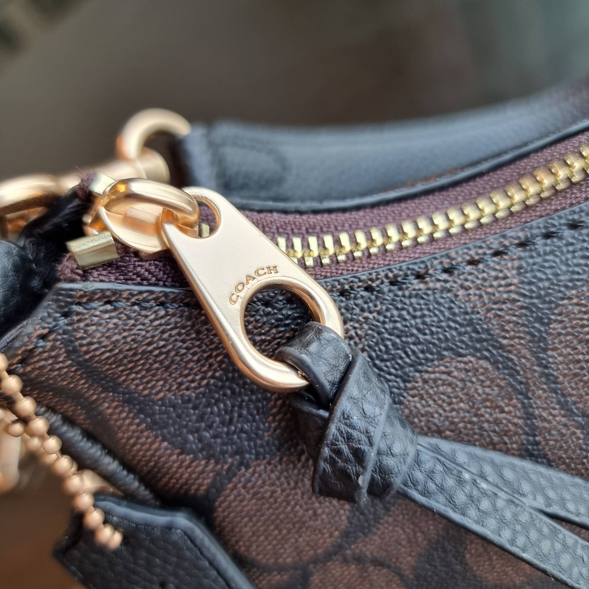 COACH C7223 PENNY SHOULDER BAG 25 IN SIGNATURE CANVAS คอลเลคชั่นเพนนีสุดคิ้วท์ ในรูปแบบของกระเป๋าสะพายไหล่กึ่งทรงพอช พร้อมเสิร์ฟความสวยถึงบ้านไปเลย!! ด้วยดีไซน์คลาสสิคย้อนยุค ที่แอบแฝงความเรียบหรู มาพร้อมสายสะพาย 2 เส้น เป็นสายคล้องมือและสายสะพายครอสบอดี้