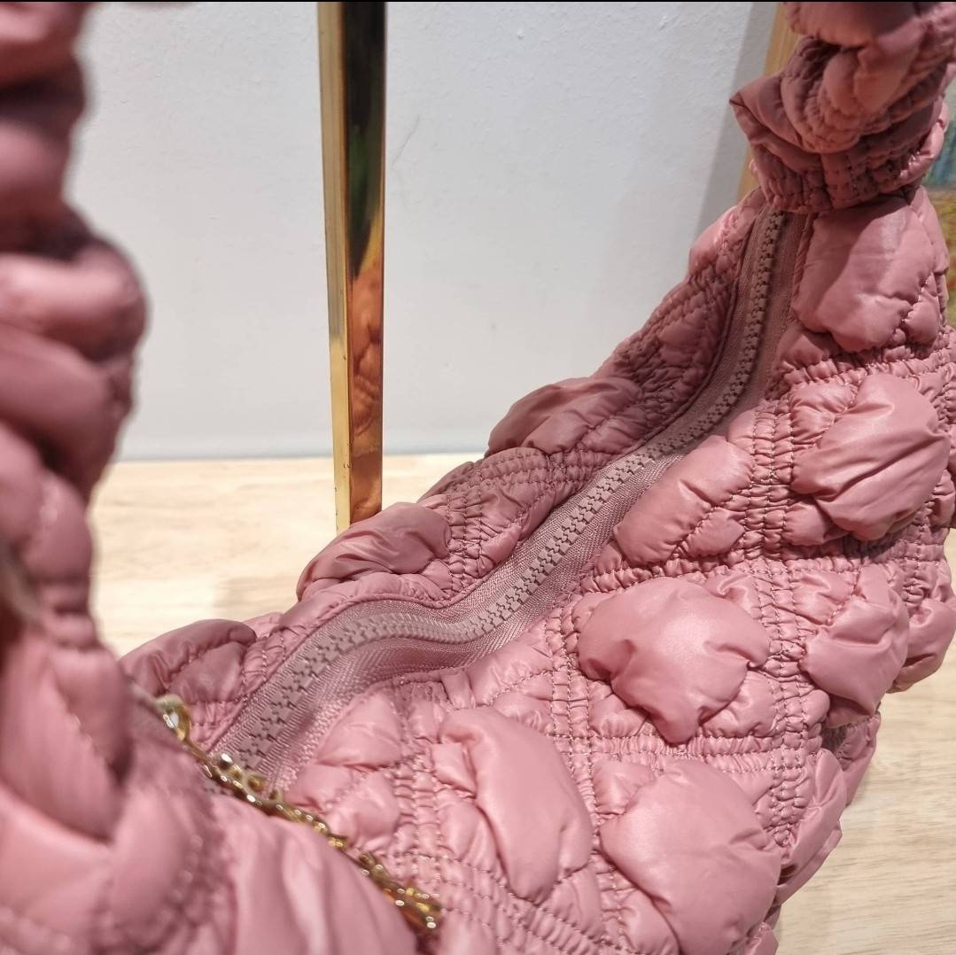 Carlyn cozy bag / Carlyn glaze bag 13 สีพร้อมส่ง อีกหนึ่งคอลเด็ด ที่ฮิตแบบฉุดไม่อยู่ กับไอเท็มนุ่มนิ่มจากเกาหลี พร้อมสีใหม่ล่าสุด กระเป๋าสะพายก้อนเมฆสุดเก๋ ที่สามารถใช้ได้หลากหลาย