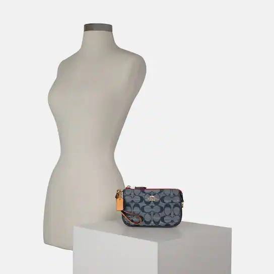 COACH C8665 NOLITA 15 IN SIGNATURE CHAMBRAY คอลเลคชั่น rare item น่ารักน่าใช้ ในสไตล์คลาสสิค กระเป๋าทรงพอชขนาดมินิ กึ่งคล้องมือใช้ได้ 2 สไตล์ ปรับสายให้มาเกี่ยวฝั่งเดียวเพื่อใช้เป็นคล้องมือ หรือปรับเกี่ยวอีกฝั่งใช้คล้องแขนก็เก๋มากมาย วัสดุผ้าแชมเบรย์ สวยค