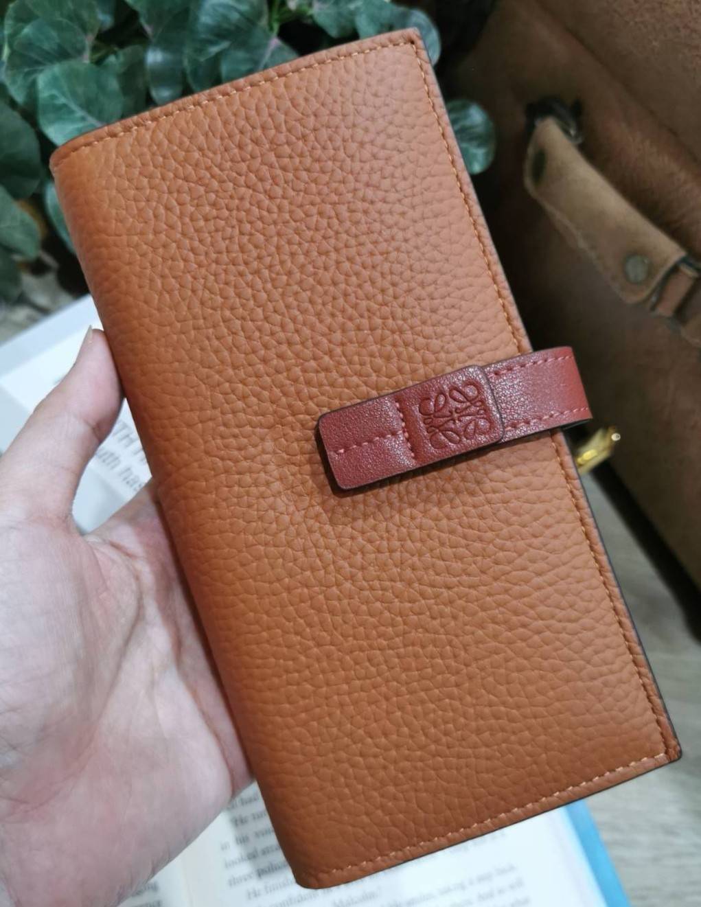 LOEWE LONG WALLET BAG VIP วัสดุหนังแท้เทคเจอร์สวยอยู่ทรงปั้มโลโก้แบรนด์ด้านหน้าเปิดปิดด้วยกระดุม ภายในมีช่องใส่ธนบัตรหลายช่อง ช่องหลักสามารถใส่มือถือได้ มีช่องซิปใส่เหรียญ ช่องใส่ธนบัตรใส่แบงก์พันได้ สวยน่าใช้ พร้อมส่งที่ไทยสุดคุ้มห้ามพลาด!