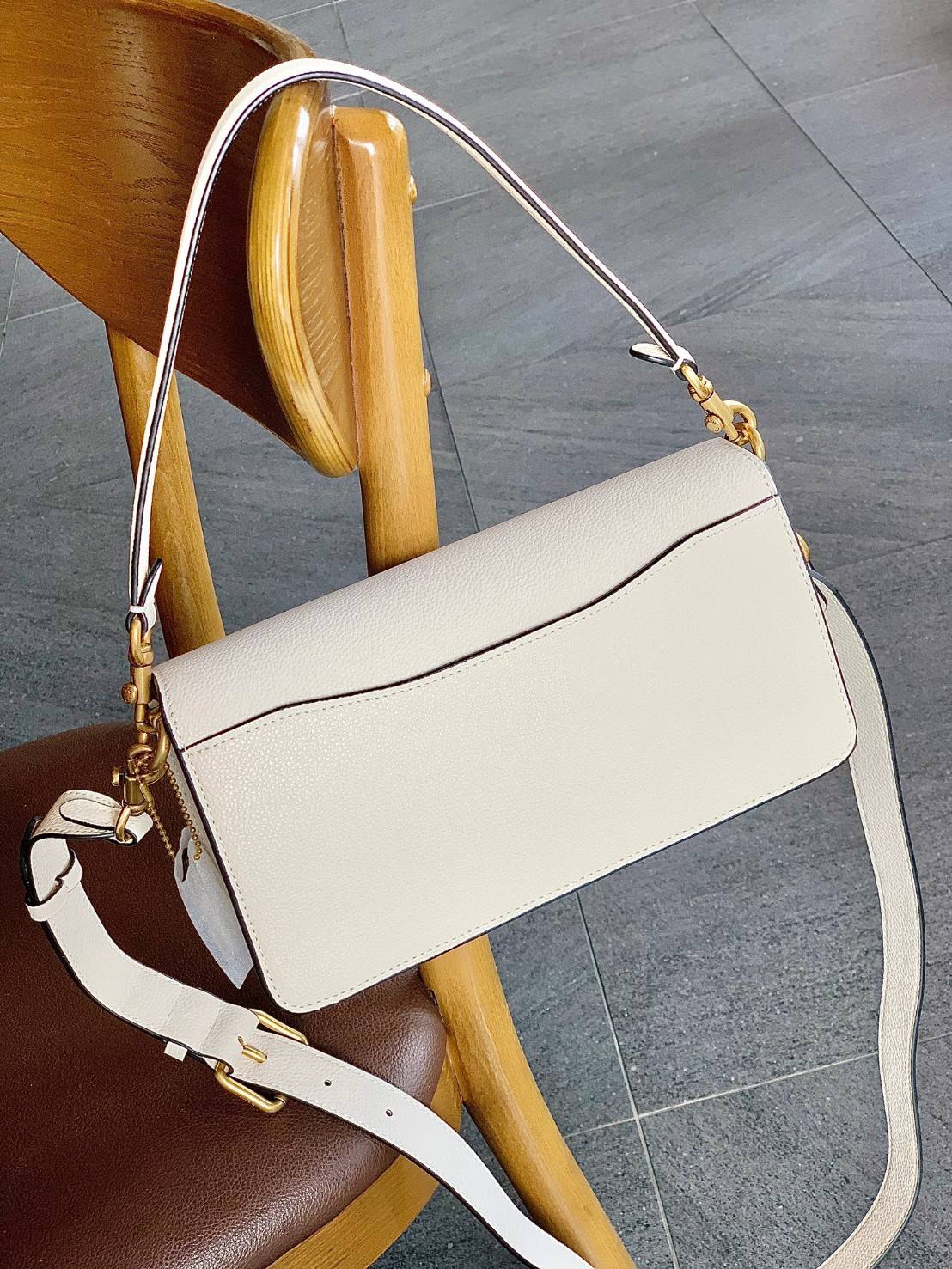 COACH TABBY SHOULDER BAG 26 ((73995)) 📣พร้อมส่งที่ไทยอีกครั้งค่ะ ห้ามพลาด ✔️กระเป๋าหิ้ว//คล้องไหล่//สะพายข้างได้ สุดคุ้ม! หนังแท้อย่างดี ลายหนังสวยนิ่มมือมากค่ะ ✔️ด้านหน้ามีอะไหล่แบรนด์ตัวใหญ่ อะไหล่ทองสวยโดดเด่น ✔️เปิดปิดกระเ