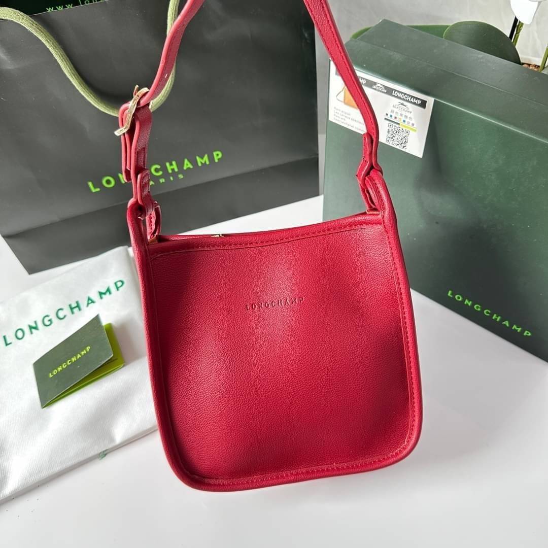 LONGCHAMP LE FOULONNÉ CROSSBODY BAG กระเป๋าสะพายที่เรียบง่ายและดูดี การออกแบบที่คล่องตัวของรุ่นนี้เหมาะอย่างยิ่งสำหรับผู้หญิงที่มีบุคลิกที่ต้องการกระเป๋าสไตล์แบบเรียบง่าย