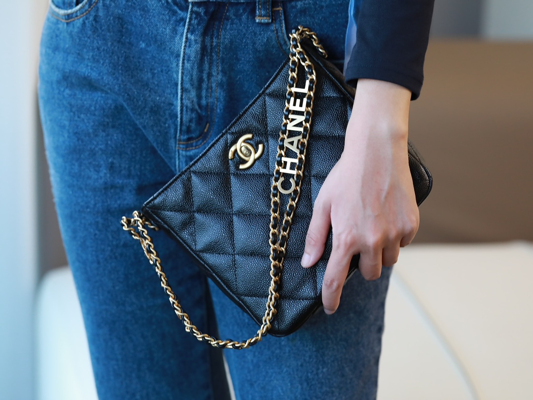 Chanel 22s small hobo bag black caviar / CHANEL VIP GIFT CAVIER BAG กระเป๋าทรงสะพายข้าง ที่กำลังมาแรงมาในตอนนี้ ตัวกระเป๋าเป็นหนังลายคาเวียร์สวยหรูมาก อะไหล่ทองวินเทจทั้งใบ ด้านหน้าประดับโลโก้แบรนด์ เปิดปิดด้วยตัวหมุนล้อค ด้านในใส่กระเป๋าสตางค์ได้ถึงใบยาว