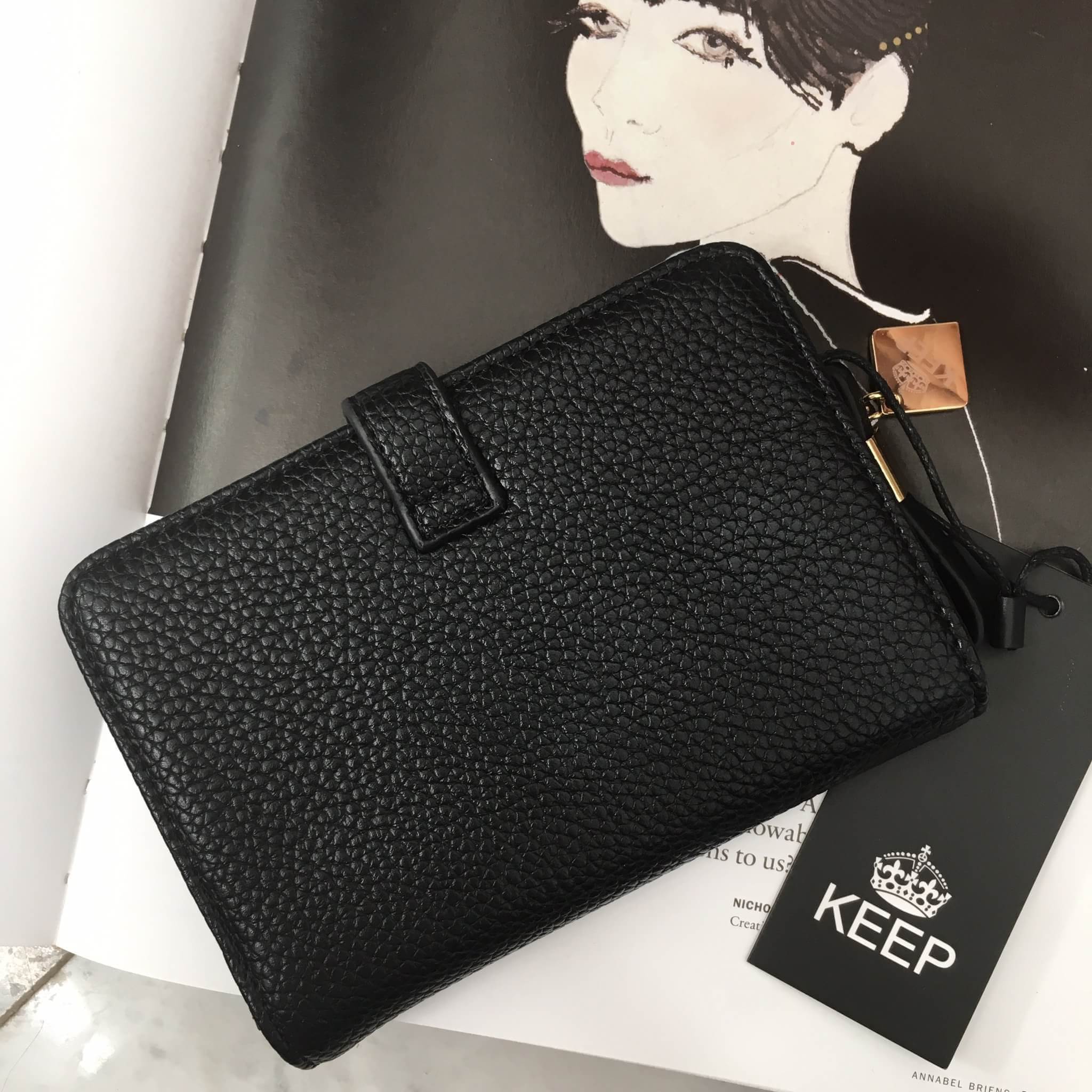 New arrival! Classic short wallet bag #กระเป๋าสตางค์สั้นสามพับ หนังแกะสังเคราห์ เนื้อดี้_ดี ค่า ดูแลรักษาง่าย ดีไซด์เก๋ที่ซิป แถมภายในมีช่องใส่บัตรหลายช่อง แบ่งเป็น 3 พับเลยคะ เห็นสั้นๆ แบบนี้แต่จุได้เยอะคะ พร้อมช่องซิปใส่เหรียญ อย่างดี ใบนี้ #สวยรับเงินแ
