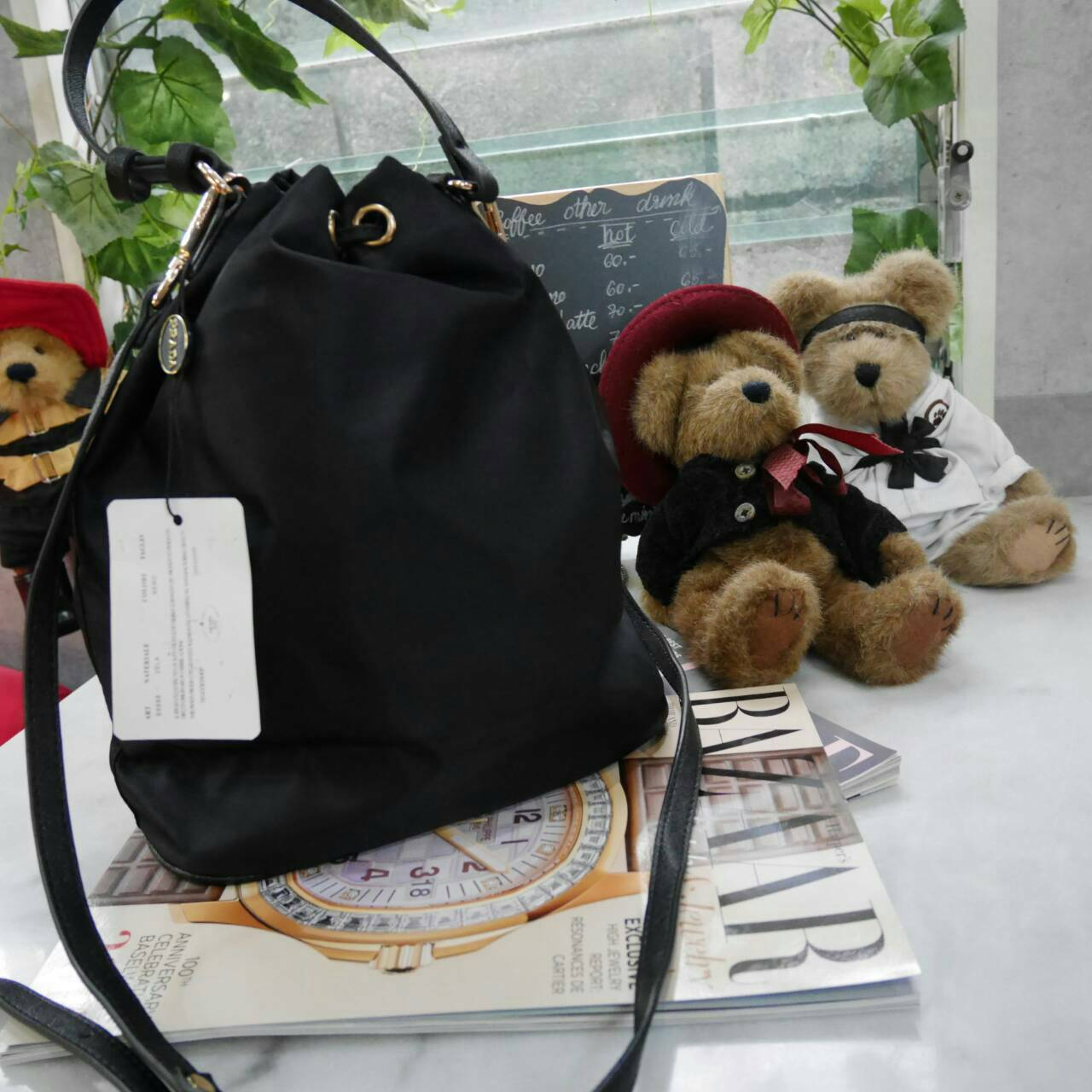 ใครๆก็หลงรัก **ทรงขนมจีบ 🐰 งานพรีเมี่ยมกิ้ฟ จากเคาเตอร์ต่างประเทศ จากแบรนด์ PRADA ค่า เป็นกระเป๋าผ้า nylon silk เนื้อหนาซับในอย่างดี จุดเด่นคือ กระเป๋าสามารถ ปรับ ได้ 2 ทรงคือ ผูกเชือกกระเป๋า หรือ ดึงเชือกปรับเป็นสายไว้หิ้วได้ด้วยคะ น้ำหนักเบา ถือ