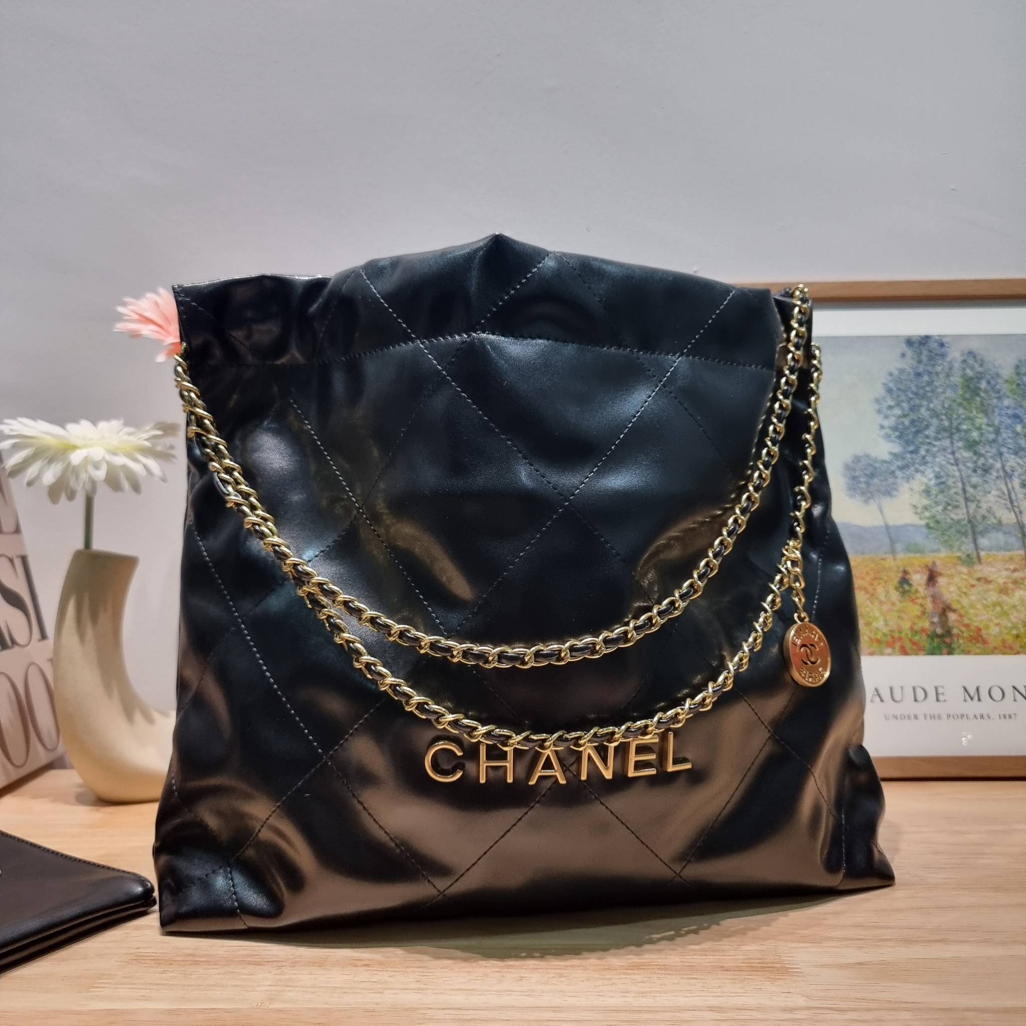 Chanel ss22 Logo CC shopping tote / Chanel 22 handbag มาแรงที่สุดในตอนนี้ก็คือรุ่นนี้เลย ใช้งานง่ายรุ่นนี้สามารถใช้ได้ทั้งผู้หญิงและผู้ชายน้า เกินต้านที่สุดกับไอเท็มนี้ ที่สาวๆหรือใครๆก็ต้องมีแล้ว!! แค่เห็นก็หลงรัก กระเป๋าทรงสวย