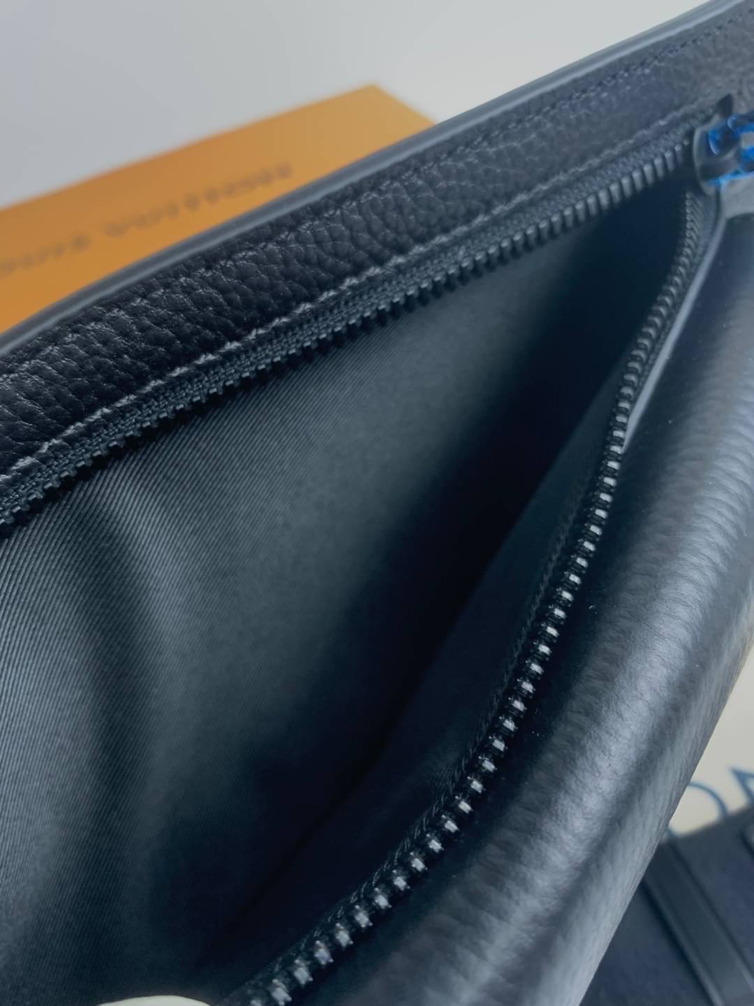 LV Takeoff Sling Bag Black grained leather / LV Belt Bag กระเป๋าสะพาย/คาดอก หนังแท้ ดีไซส์ร่วมสมัย สีดำสุดคลาสสิก สง่างามตลอดกาล มีไว้ไม่มีเอาท์ ท่านชายควรมีมากค่ะ เกรดท็อป ออริ เทียบแท้ 1:1 เกรดดีสุด