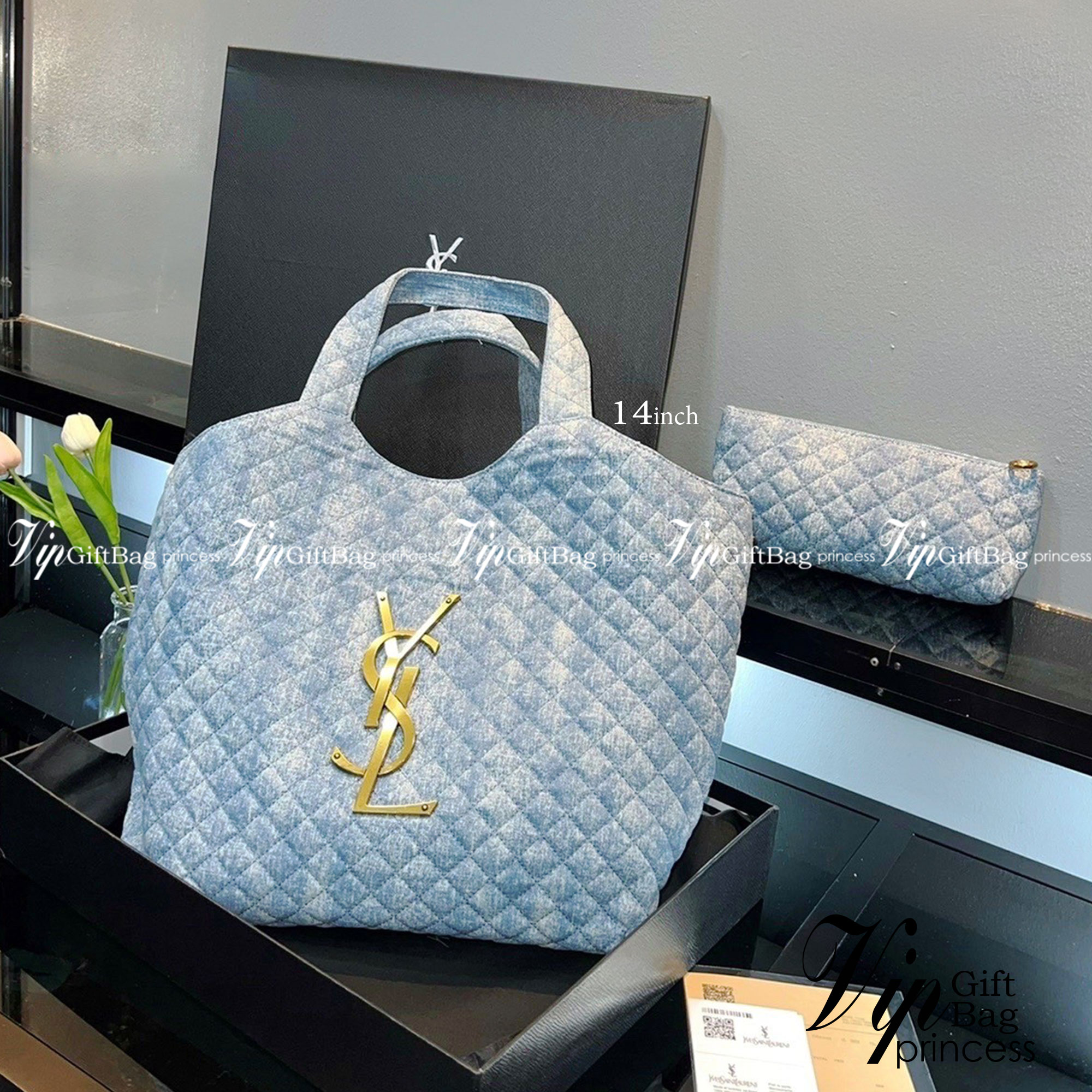 14" YSL icare maxi shopping Denim bag / YSL tote denim bag กระเป๋าไซส์ใหญ่ พร้อมใบเล็ก วัสดุเดนิมเย็บลายตาข่าย (Quilted Bag) ดีไซน์คล้ายตะกร้าช็อปปิ้ง โฉบเฉี่ยวกว่าหลายระดับด้วยการประดับฮาร์ดแวร์ทองเหลืองในตัวอักษร YSL สะดุดตา มอบสไตล์เรียบง่ายแต่คลา