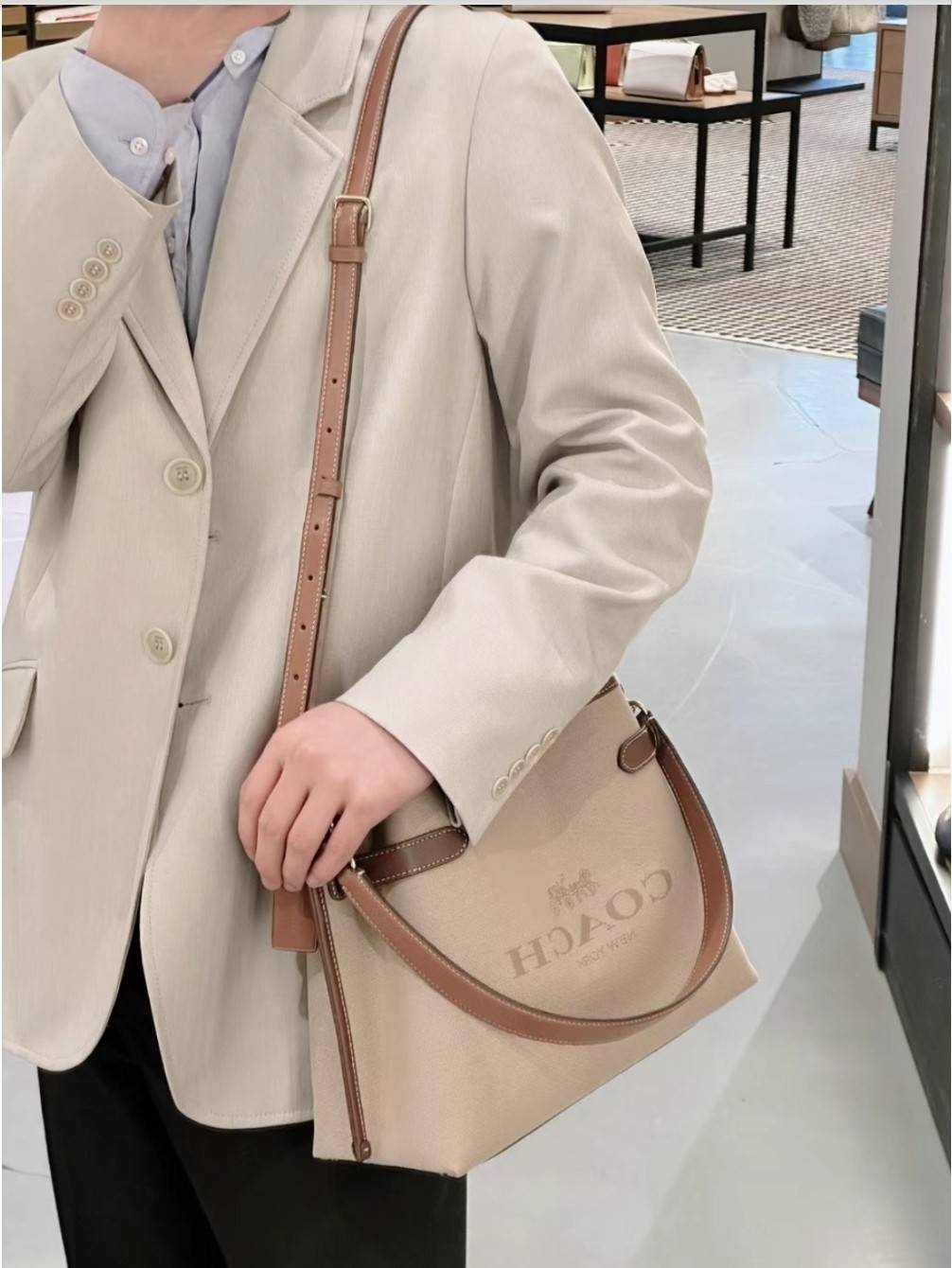 COACH CH190 HANNA SHOULDER BAG น้องใหม่ เรียบหรู ดูแพง กับกระเป๋าสะพายไหล่ทรงสวย โทนสีคลาสสิค ดีไซน์ตกแต่งสายคาดจับจีบข้างกระเป๋าเพิ่มดีเทล มาพร้อมหูจับถอดแยกได้