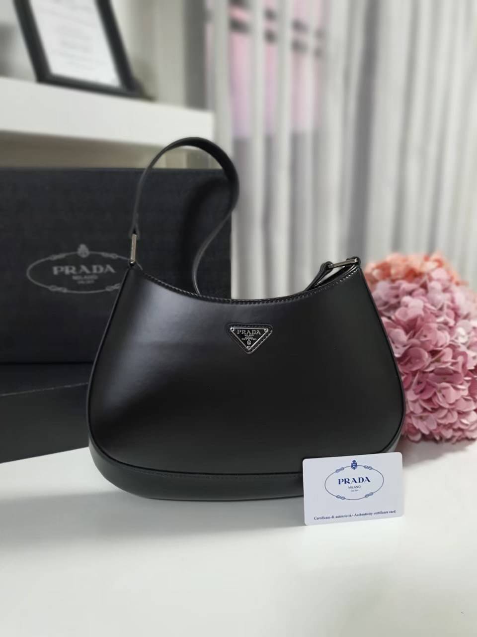 Prada Cleo brushed leather shoulder bag กระเป๋าทรงสวยยอดฮิต กับแบรนด์ PRADA งานพรีเมียมกิ้ฟท์จากแบรนด์ ทรงสะพายไหล่สวยหรูอยู่ทรง PRADA CLEO หนังเรียบดำเงาหรูสุดคลาสสิต เปิดปิดด้วยกระดุมอะไหล่เงินทั้งใบ ด้านในใส่กระเป๋าสตางค์ยาว มือถือ ของจุกจิกได้เยอะ มีป