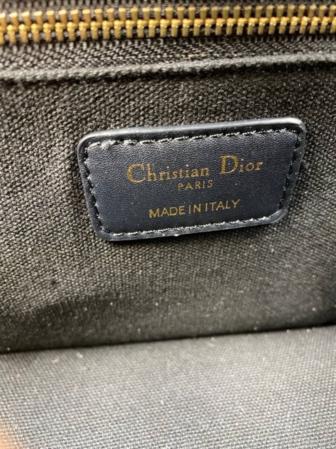 หนังแท้ CHRISTIAN DIOR 30 MONTAIGNE BAG Oblique Jacquard เอกลักษณ์ของความหรู น้ำหนักเบา ไอเท็มหายาก!! Best seller!! ยกให้น้องเลย!! ดีไซน์เรียบหรูในความเป็นเอกลักษณ์ ใช้งานง่าย สะดวก ได้ทุกโอกาส แนะนำเป็น everyday bag ติดตัวไว้เลยจ้าสาวๆ พร้อมส่งที่ไทย ภาพ