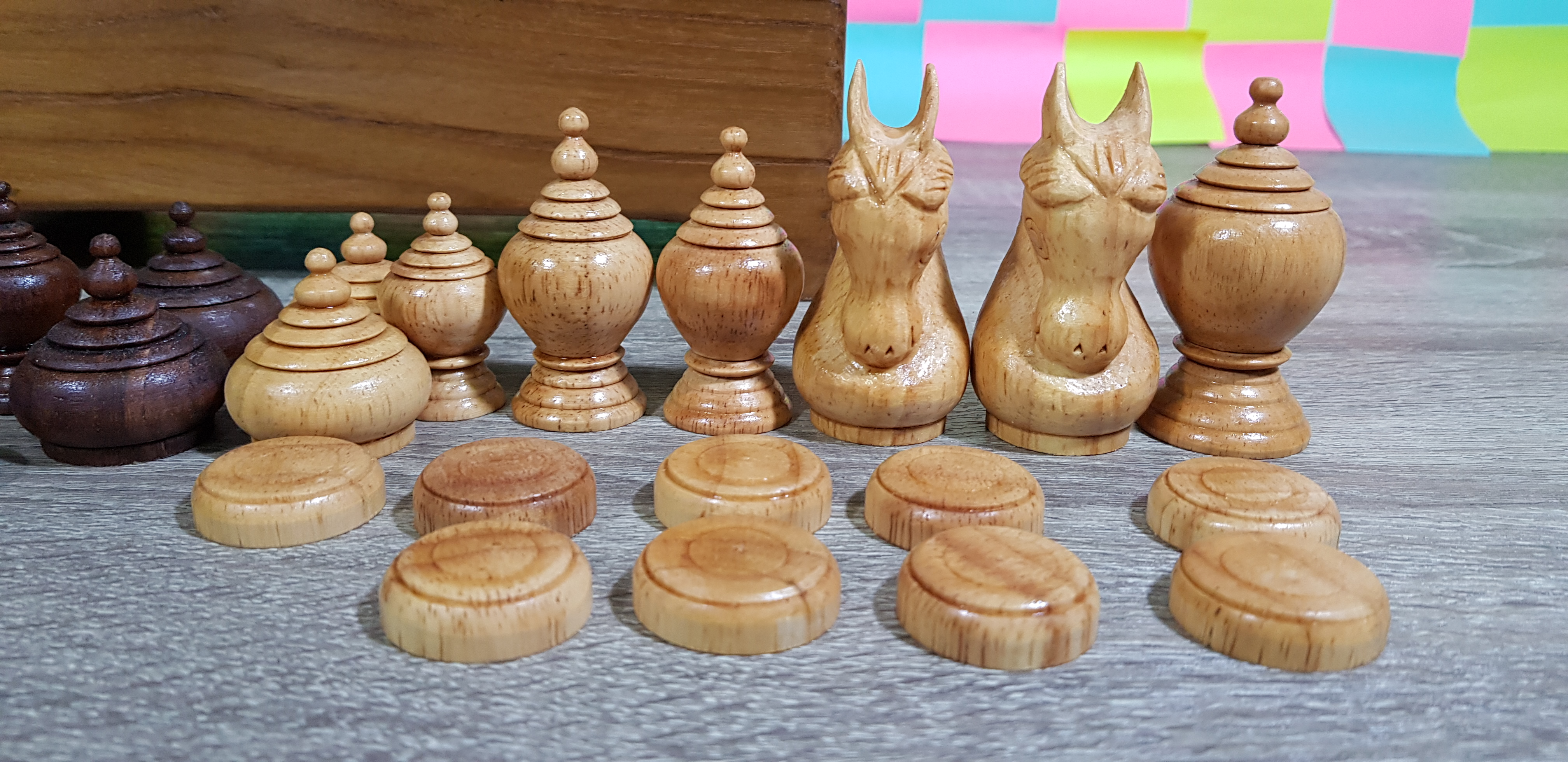 ตัวหมากรุกไม้ชุดคาณฑีวะพร้อมกล่องแบบมีช่องแบ่ง