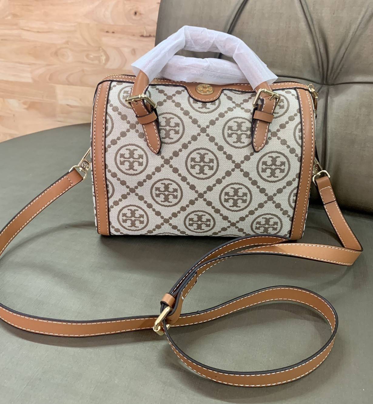 mini TORY BURCH FACTORY MONOGRAM JACQUARD BOSTON BAG กระเป๋าทรงหมอนรุ่นใหม่ล่าสุดจาก TORY BURCH FACTORY วัสดุ Woven Jacquard & Leather ในลาย Jacquard จะถือหรือสะพายก็สวยหรู ทรง Boston อะไหล่ทอง