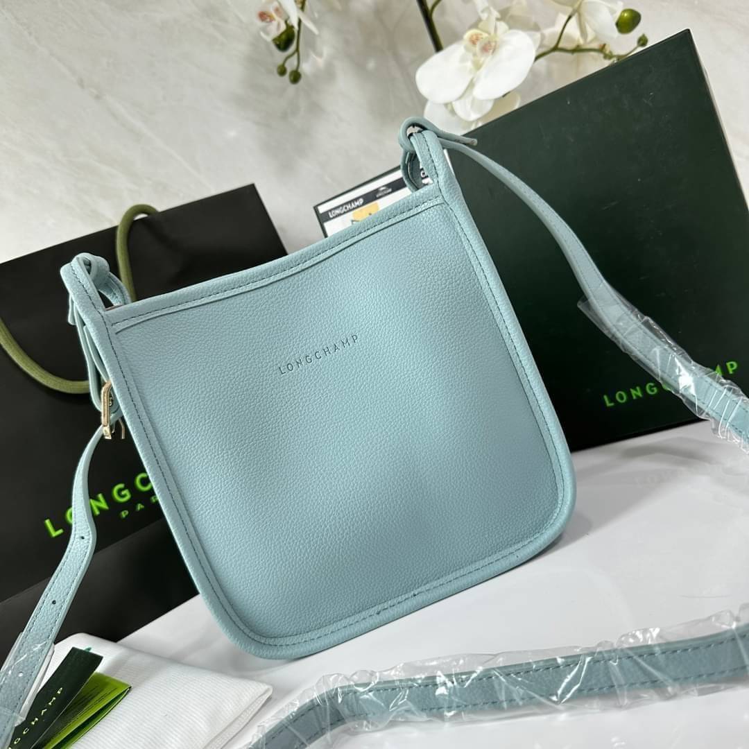 LONGCHAMP LE FOULONNÉ CROSSBODY BAG กระเป๋าสะพายที่เรียบง่ายและดูดี การออกแบบที่คล่องตัวของรุ่นนี้เหมาะอย่างยิ่งสำหรับผู้หญิงที่มีบุคลิกที่ต้องการกระเป๋าสไตล์แบบเรียบง่าย