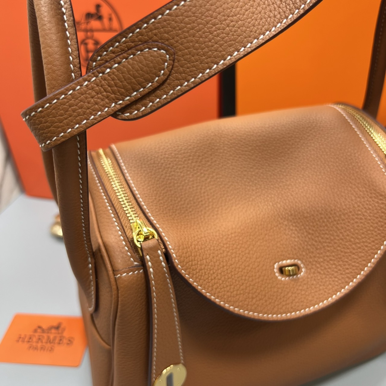 พร้อมส่ง 15 สี HERMES Lindy 26 bag กระเป๋าทรงโท้ทหนังสวยอย่างดี เอกลักษณ์ของความเรียบหรูไฮคลาสอย่างสมบูรณ์แบบ เกรดออริ สลับแท้ งานสวยตามรูป ใช้งานต่างประเทศได้