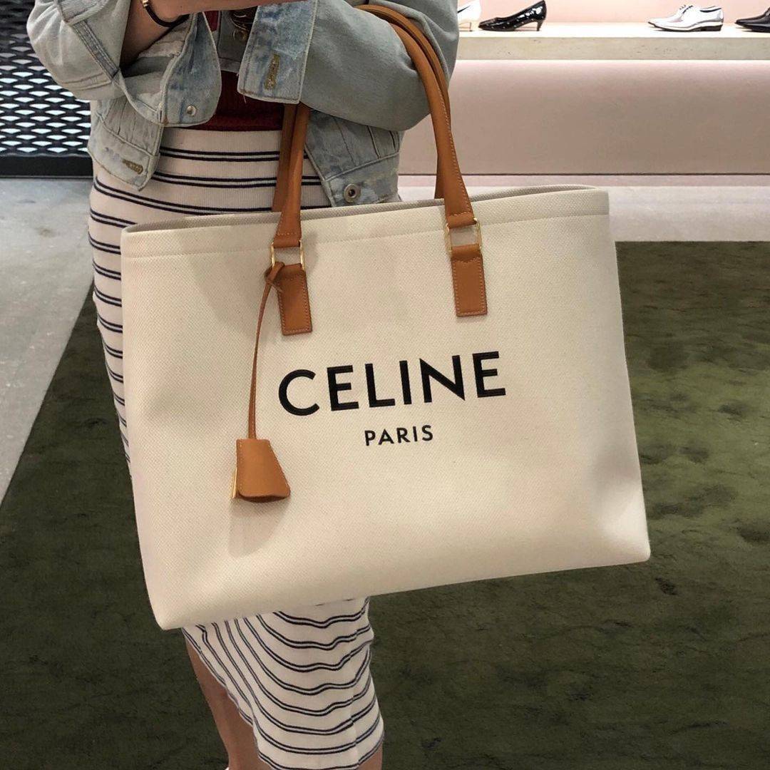 CELINE TOTE BAG VIP GIFT WITH PURCHASE (GWP) พรีเมี่ยมกิ๊ฟ Limited Edition จาก PERFUME DUTYFREE COUNTER วัสดุ Canvas & Grained cowhide ดีไซน์ทรง Shopping ขนาดใหญ่กำลังดี
