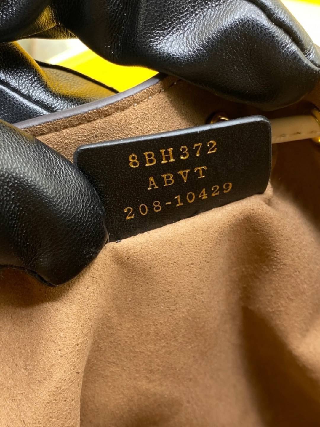 Ori Fendi MonTresor mini Bucket Bag 12cm กระเป๋าถือหรือสะพายข้าง วัสดุหนังแท้ทรงขนมจีบ ลายแบรนด์ อะไหล่ทองหรูหรา จุของได้เยอะ ตั้งอยู่ทรง ด้านในโล่ง มี2สาย สายสั้น+ยาว ถอดสายได้ Crossbody ได้ สายยาวปรับระดับได้ คุ้มสุดๆ ใบนี้ไม่ควรพลาดค่ะ ดาราเซเลปใช้กันเ