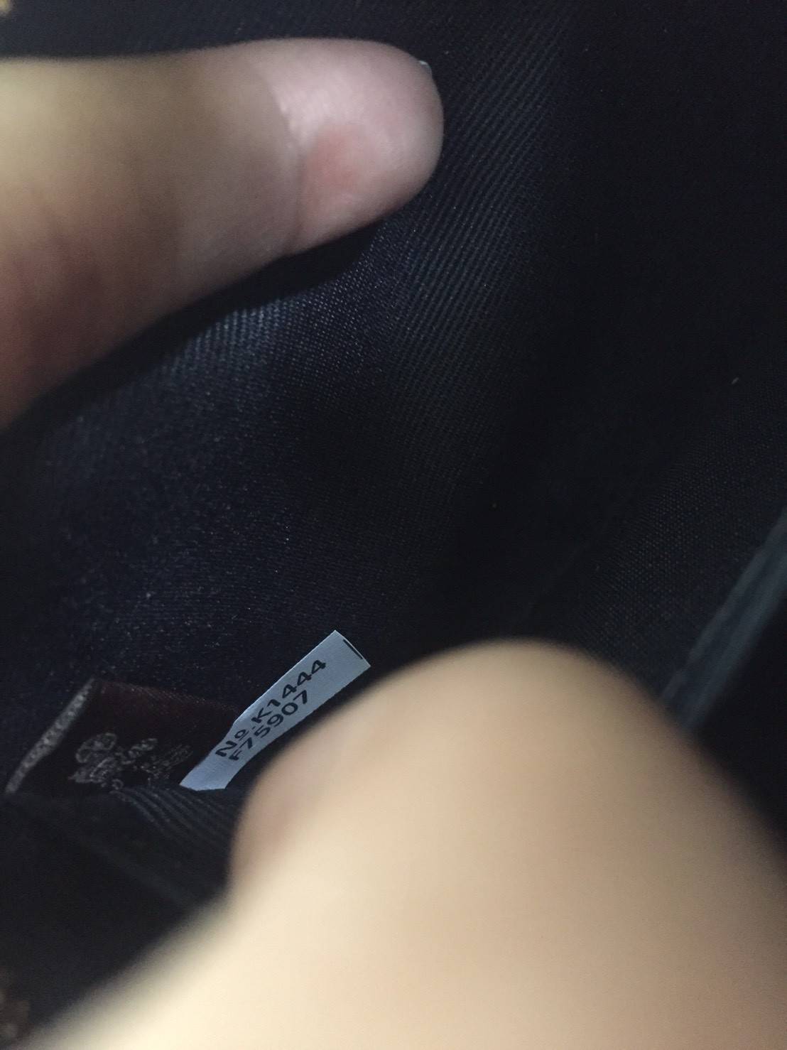 COACH JES CONVERTIBLE BELT BAG IN COLORBLOCK 2IN1 !! กระเป๋าคาดอก/สะพายข้าง ใช้ได้ถึง 2 แบบ!! คุ้มค่ามากที่สุด!! วัสดุหนัง pepble ดีไซน์เรียบ แต่หรู ภายในเป็นช่องโล่ง ใบนี้สาวๆที่ไม่ชอบพกของเยอะ เหมาะมากๆน้า 🙇♀️ ของดีราคาจับต้องได้ ไอเท็มนี