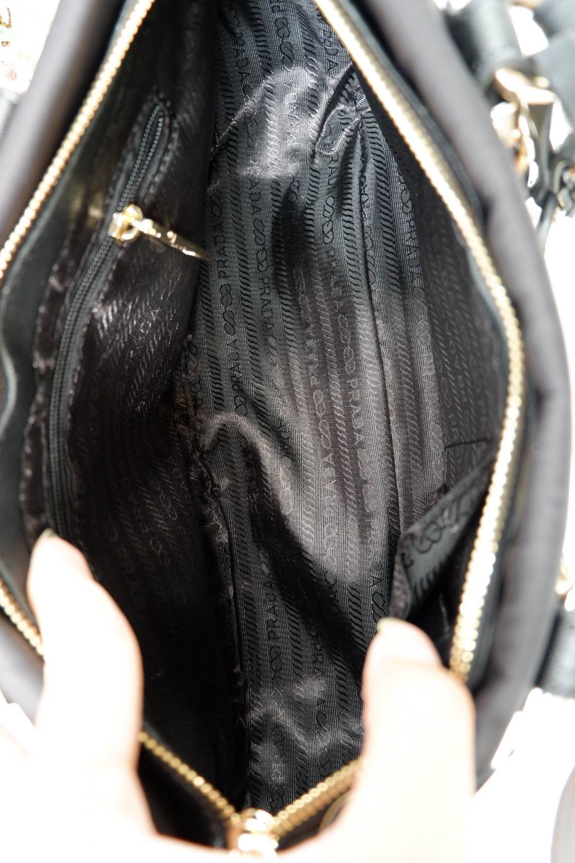 รุ่นขายดีเว่อวัง กลับมาแล้วค่า! กระเป๋าสะพาย จากงานพรีเมี่ยมกิ้ฟ แบรนด์ PRADA เป็น กระเป๋าผ้าไนล่อน สลับหนัง จุของได้เยอะ สะพายไหล่ได้ เปิดปิดด้วยซิป ถือก็สวยๆ มีสายยาวค่ะ ใช้แล้วสวยมากๆคุ้มเกินราคารับประกัน รีบช้อปก่แนหมดน้าาา Don't miss เลยค้าาา