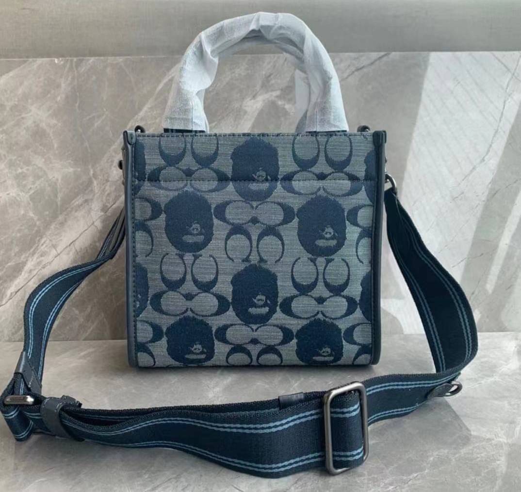 Coach Bape X Coach Tote 22 In Signature Jacquard กระเป๋าถือและครอสบอดี้โท้ทมินิไซส์ รุ่นใหม่สุดฮอต!! ใบจริงคือน่ารักม้ากกกก!! สวยอยู่ทรง มี 2 สี น่ารักน่าใช้ วัสดุหนังแคนวาส มาพร้อมหูจับในตัวและสายสะพายข้าง ถอดออกหิ้วเก๋ๆก็ได้ หรือสะพายถ่ายรูปชิคๆก็ดูดี ล