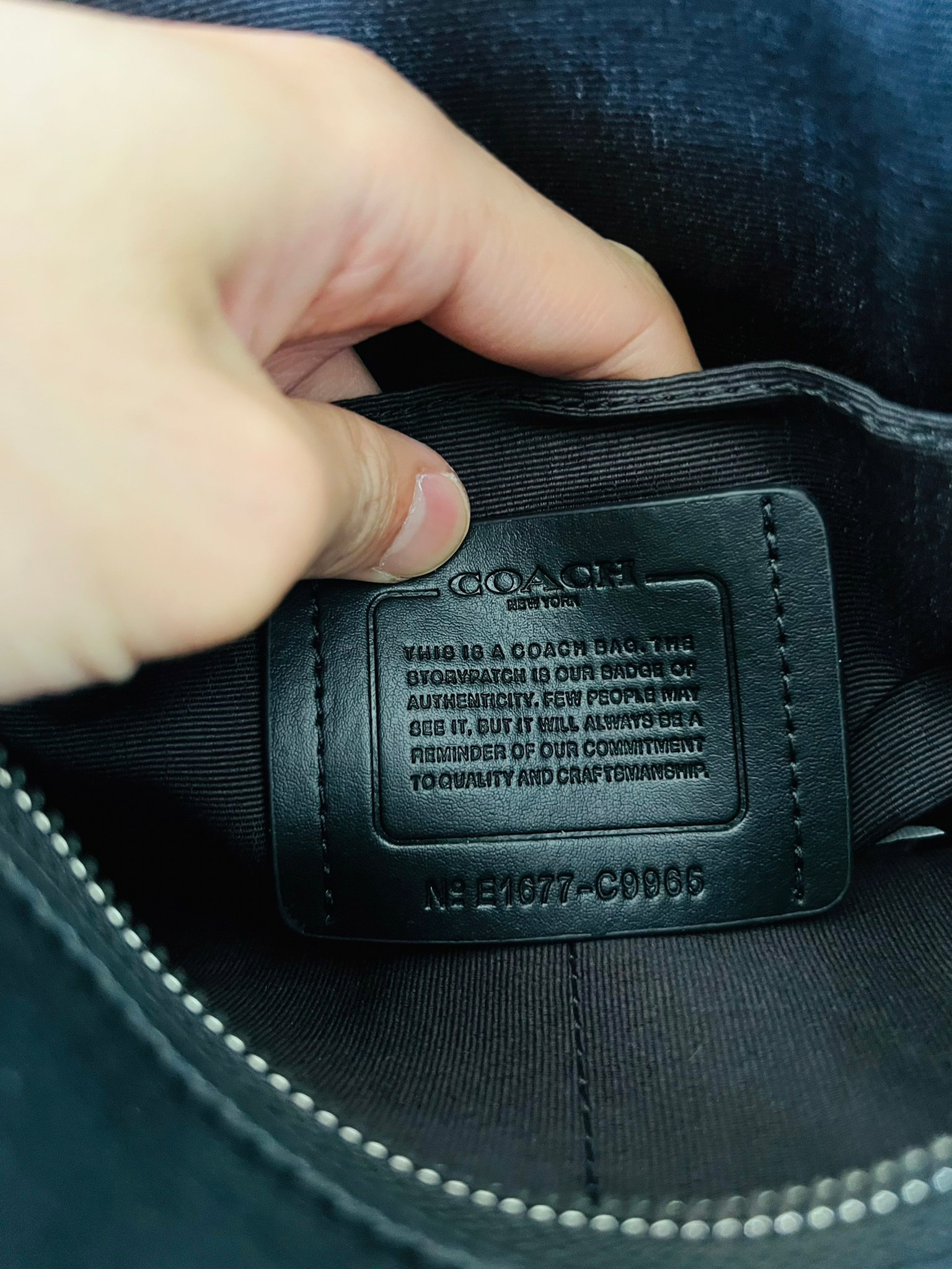 COACH Graham Crossbody In Blocked Signature C9965 กระเป๋าสะพายข้างผู้ชาย กระเป๋าผ้าเคลือบซิกเนเจอร์และหนังอย่างดี ภายในกระเป๋าเอนกประสงค์ ปิดซิปคู่ ซับในผ้า กระเป๋าสลิปด้านนอก สายปรับได้ยาว 25 นิ้ว สำหรับสะพายไหล่หรือสะพายข้าง