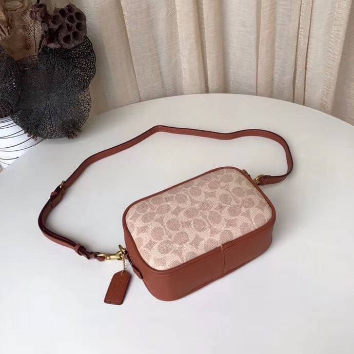 COACH Coated Canvas Signature Camera Bag 16 | Tan Rust (1025) เคลียร์สต๊อคมีไม่มากนะคะ! พร้อมส่งค่ะ! กระเป๋าทรงกล่อง pvc หนังนิ่มค่ะ เปิดปิดกระเป๋าแบบซิป ภายในสามารถใส่มือถือได้ทุกรุ่น;กระเป๋าเงินใบกลางได้;ของอื่นๆได้จุค่ะ;มีช่องซิปและช่องเล็กให้ใส่ของจุก