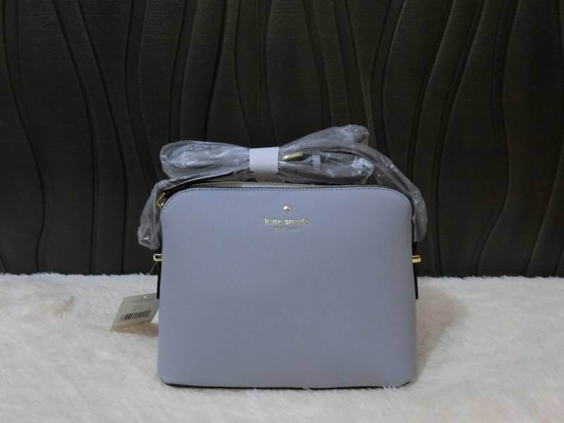 KATE SPADE CEDAR STREET MANDY แบรนด์ดังจากอเมริกาสุดฮิต กระเป๋าขนาดน่ารัก สะพายข้าง หนัง saffiano ภายในลายสวยเก๋สีทองเรียบหรู ทรงแข็งอยู่ทรง MUST HAVE!!