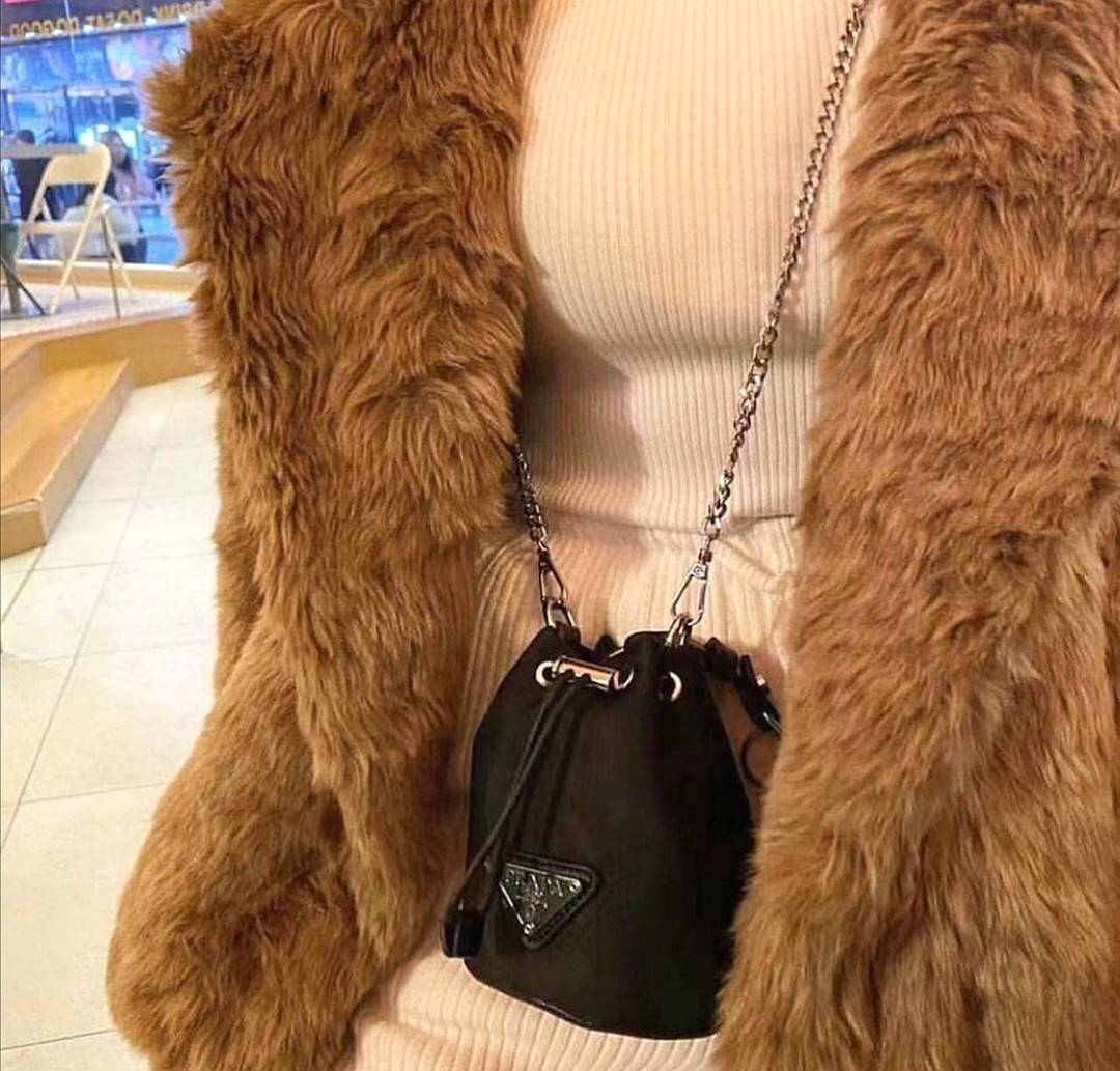 กลับมาตามคำเรียกร้อง Must Have!✴️PRADA MINI DRAWSTRING WITH KEYCHAIN VIP GIFT WITH PURCHASE (GWP) พรีเมี่ยมกิ๊ฟจากต่างประเทศรุ่น Limited "Duty Free" กำลังฮิตสุดๆในเกาหลี วัสดุ Nylon & Polyester 100% ด้านหน้าประดับโลโก้ เปิดปิดแบบ Drawstri