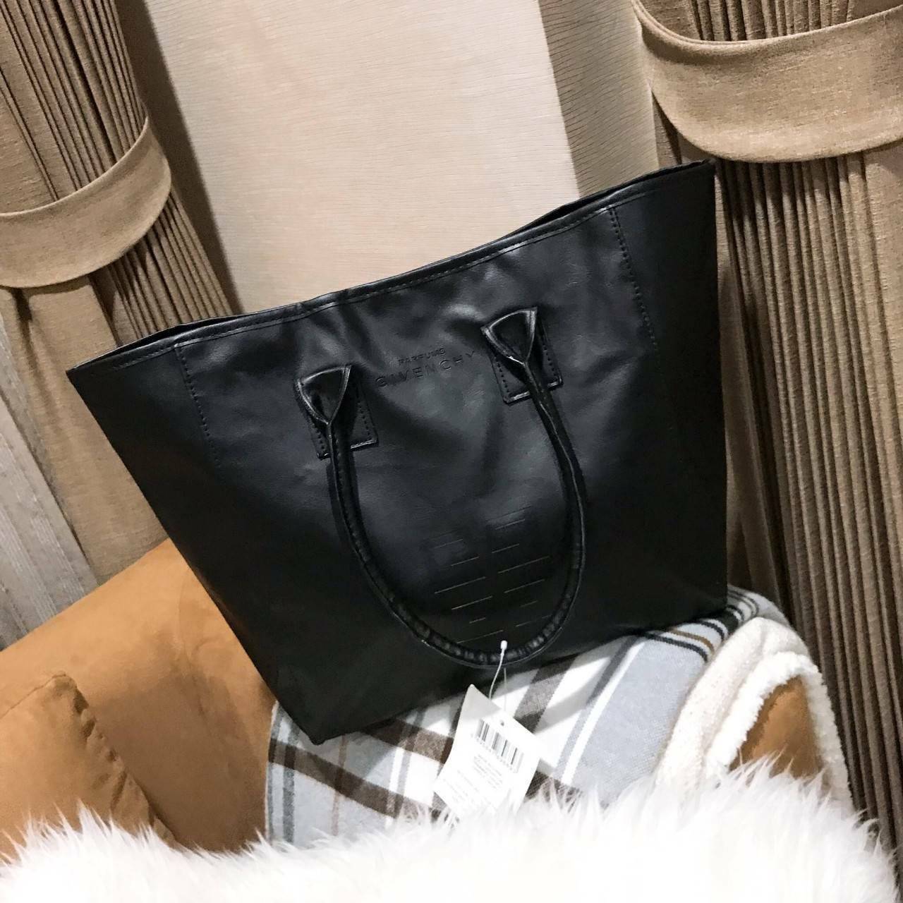 Givenchy Black Soft Leather Shoulder Handbags (Limited edition) กระเป๋าถือหรือสะพายพรีเมี่ยมของเเท้จาก "Givenchy Perfume Counter" วัสดุหนังนิ่มเรียบสีดำด้านหน้าปั้มโลโก้แบรนด์ GV ภายใน Polyester 100% สีดำสกรีนโลโก้สวยดูดี เปิดปิดด้วยกระดุมแม่เหล