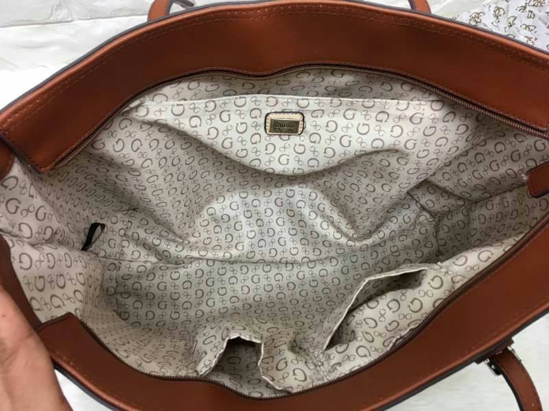 GUESS SAFFIANO SHOPPER BAG กระเป๋าสะพายทรง Tote จากแบร์น GUESS วัสดุหนัง Saffiano สวยอยู่ทรง สไตล์ PRADA ขนาดใหญ่ แต่น้ำหนักเบา ด้านหน้าปั๊มโลโก้แบรนด์ พร้อม TAG โลโก้อะไหล่ตัว G และรูปหัวใจที่หูกระเป๋า ถอดเเยกใช้ได้ เปิดปิดด้วยซิปสะดวกใช้ ภายในมีโลโก้ ช่
