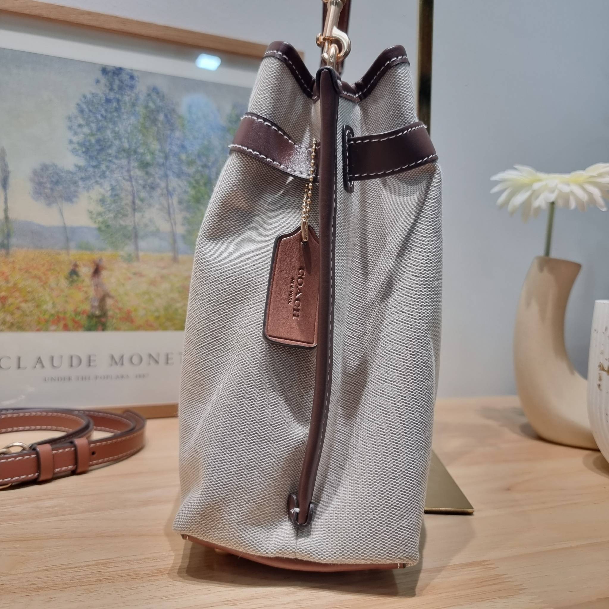 COACH CH190 HANNA SHOULDER BAG น้องใหม่ เรียบหรู ดูแพง กับกระเป๋าสะพายไหล่ทรงสวย โทนสีคลาสสิค ดีไซน์ตกแต่งสายคาดจับจีบข้างกระเป๋าเพิ่มดีเทล มาพร้อมหูจับถอดแยกได้